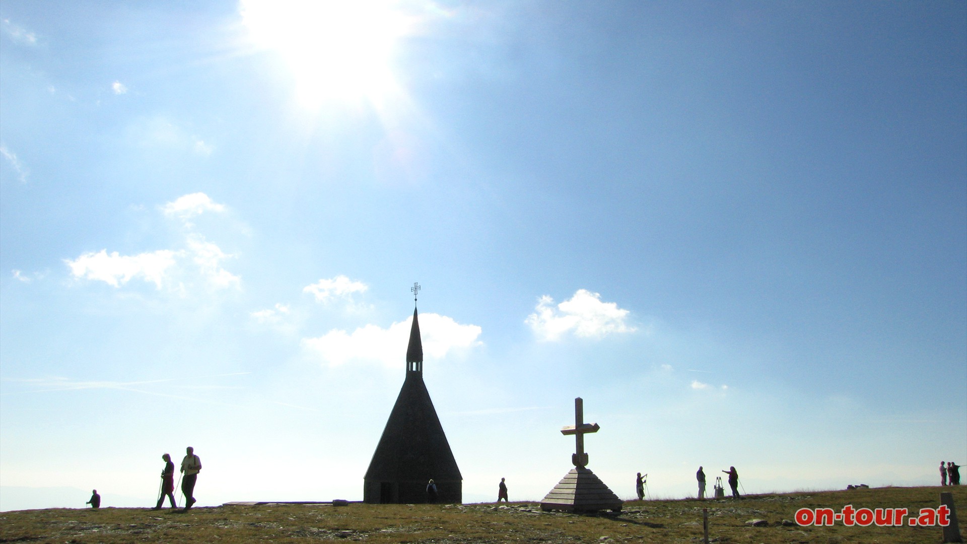 Kapelle und Gipfelkreuz am Hochwechsel.