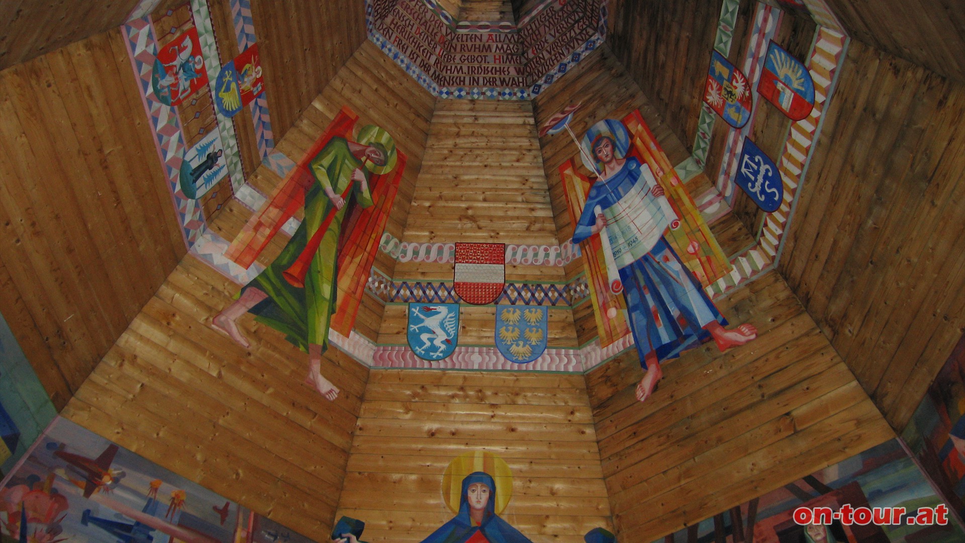 Malereien an der Holzdecke der Kapelle.