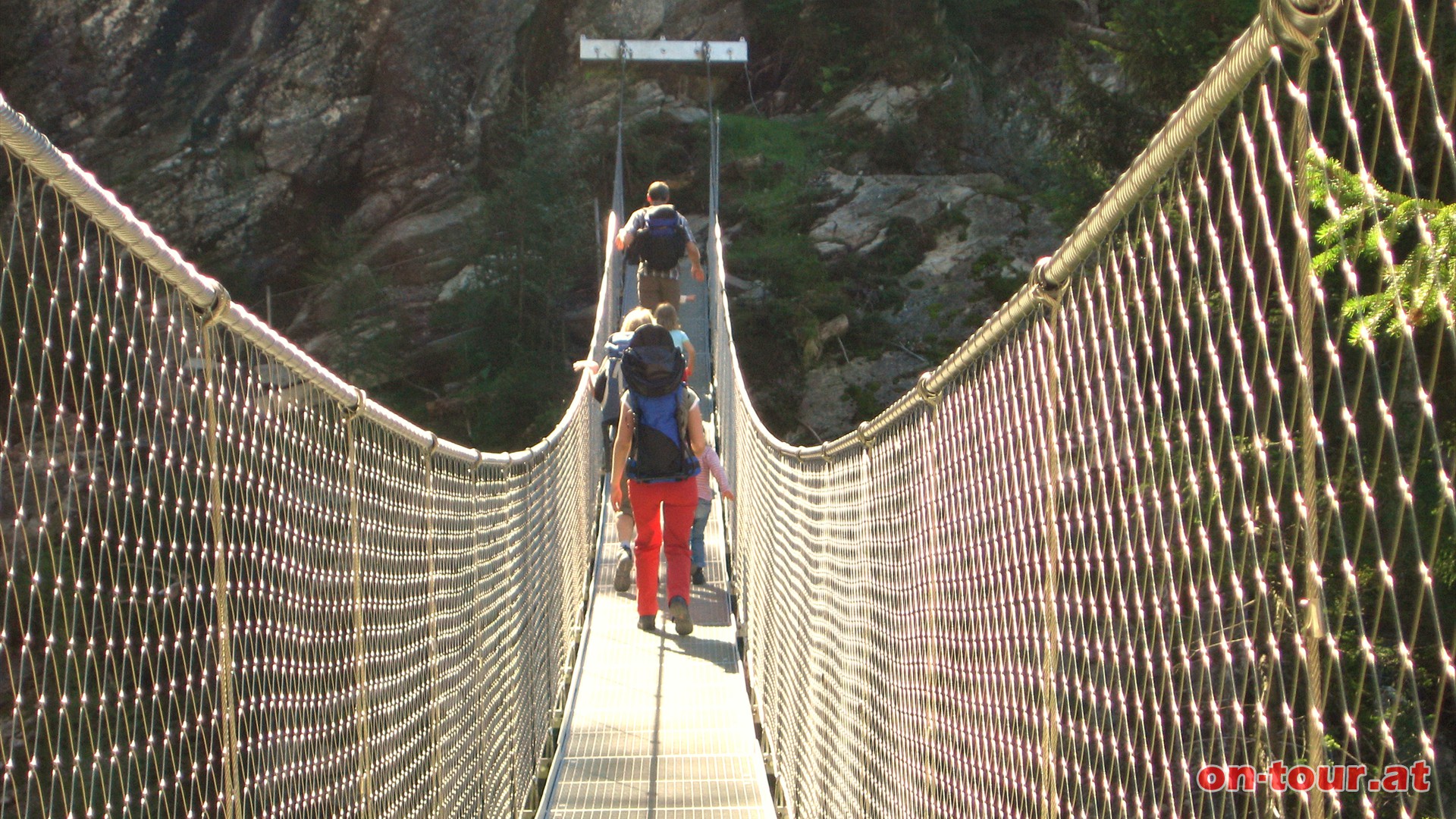 Die 46 m lange und 35 m hohe Seilbrcke hat ein Gewicht von 2,5 Tonnen.