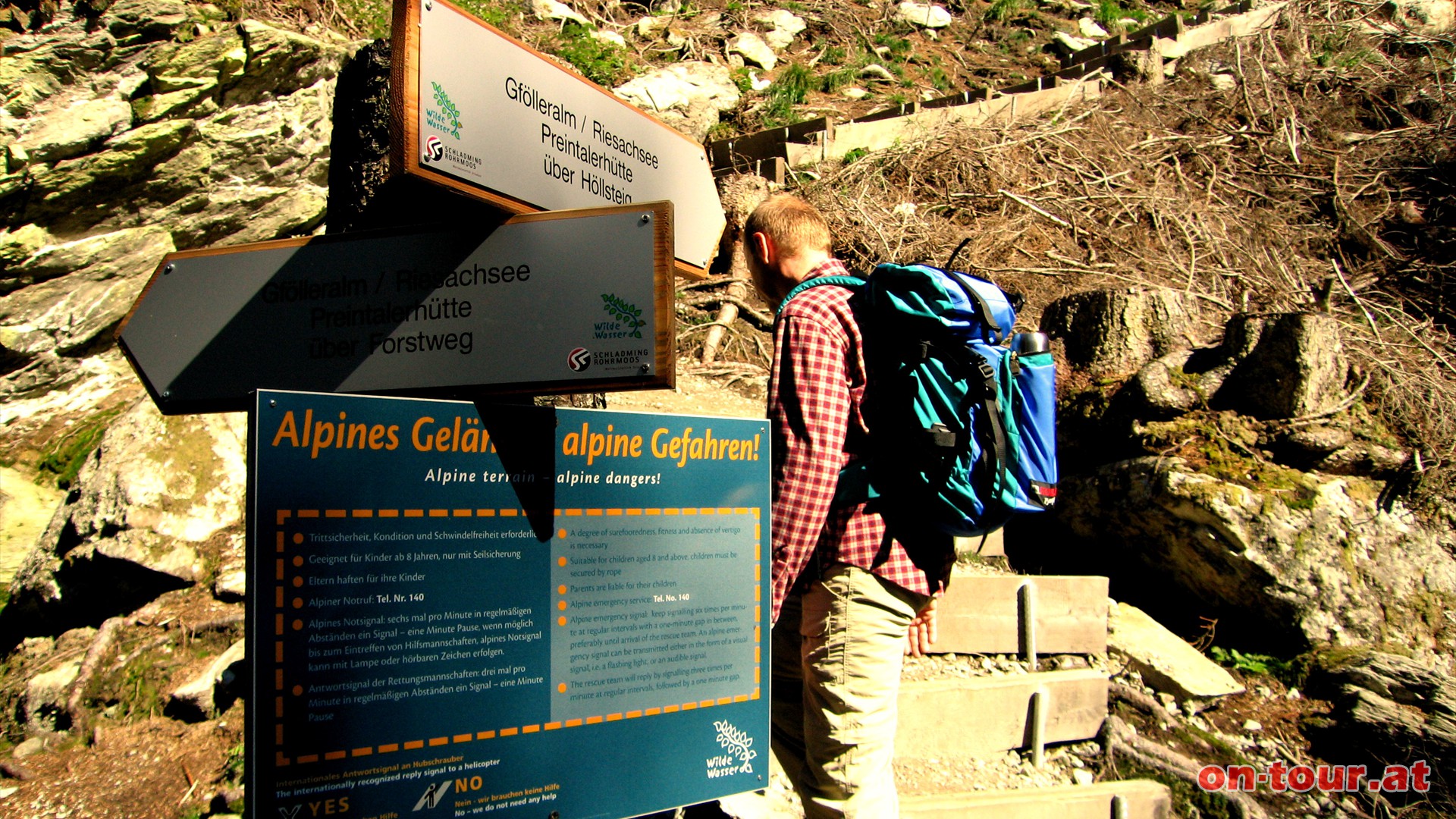 Nach der Wasserfallbrcke fhrt rechts der Alpinsteig Hll weiter Richtung Obere Gflleralm.