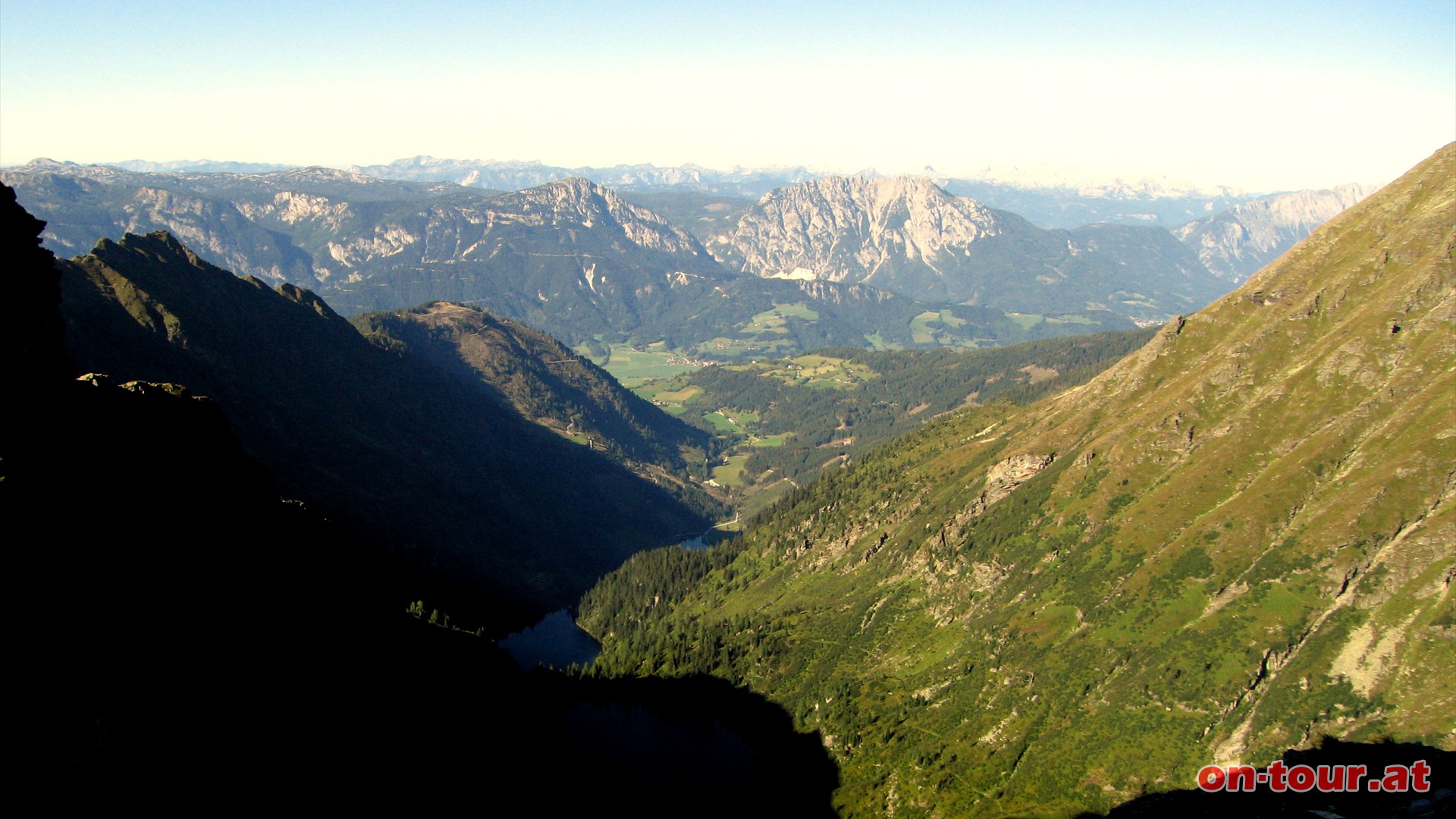 Nach ein paar gesicherten, steileren Passagen folgt die Neualmscharte mit Ausblick ins Ennstal.