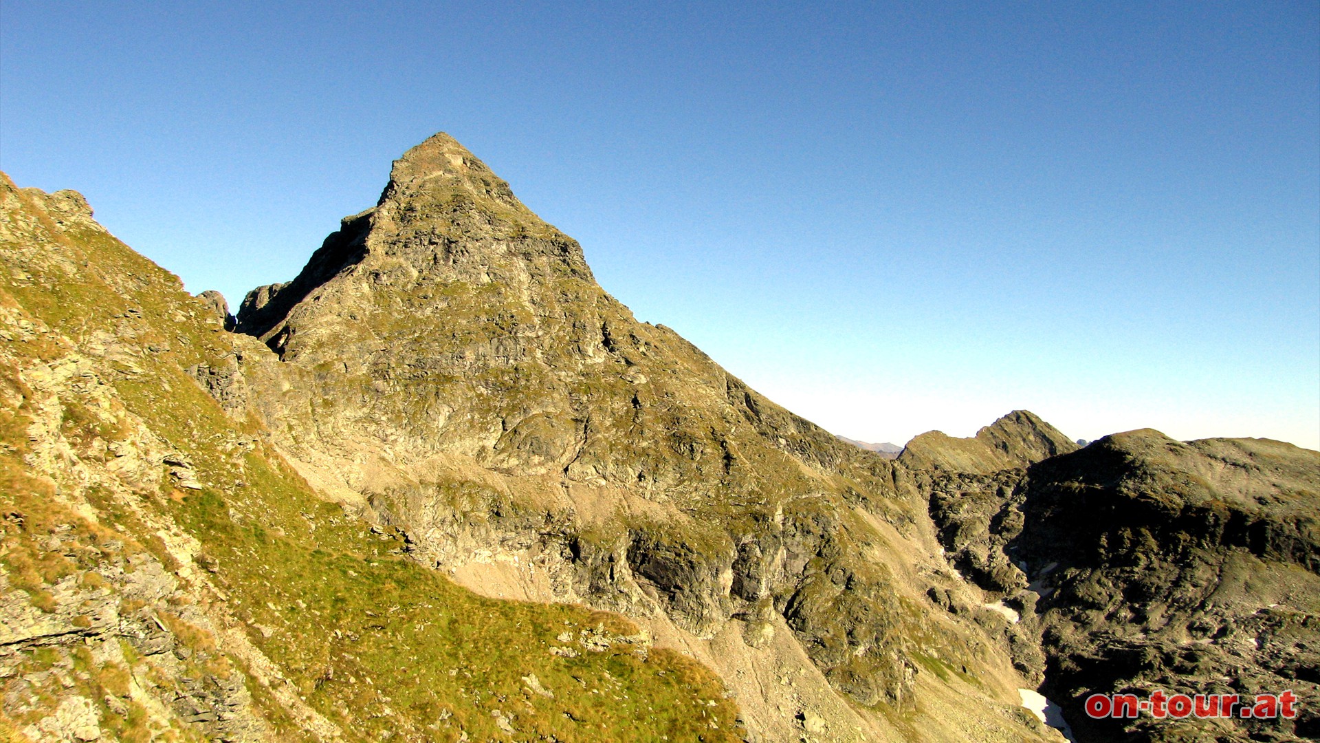 Rechts weiter Richtung Pyramiden-Gipfel der Hochwildstelle.