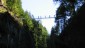 Auf der Wasserfallbrcke. Blick auf die Seilbrcke ber dem Riesachbach.