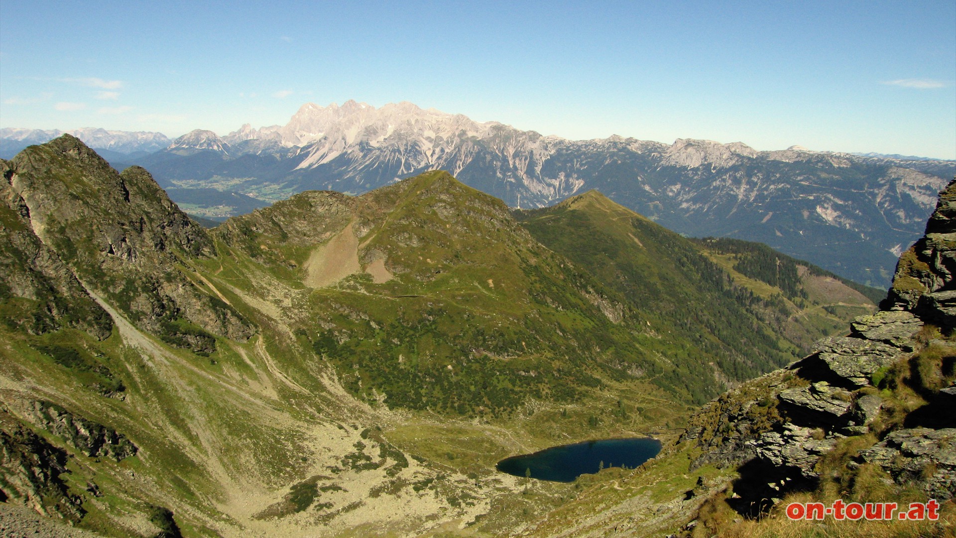 Blick ins Nachbartal. Der Moaralmsee, Hauser Kaibling und dahinter der Dachstein.