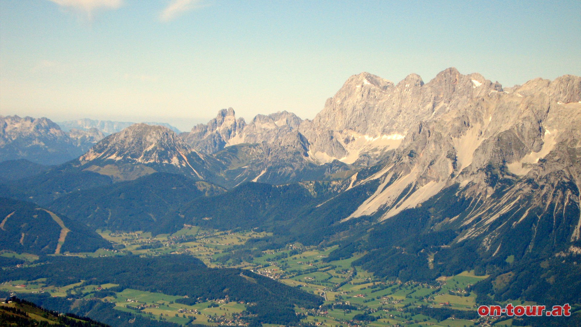 Der eindrucksvolle Dachstein mit Bischofsmtze und Rettenstein (links).