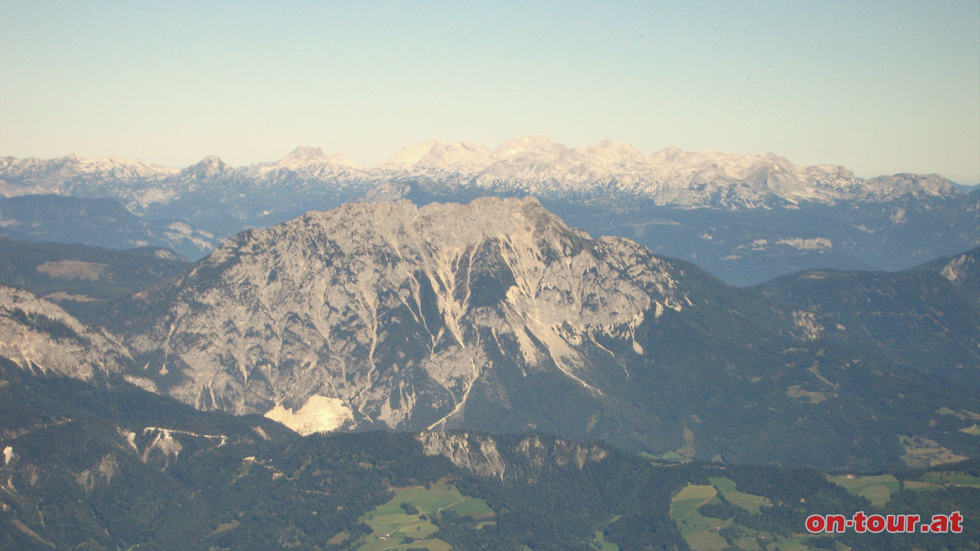 Der Kammspitz vor dem Toten Gebirge im Hintergrund.