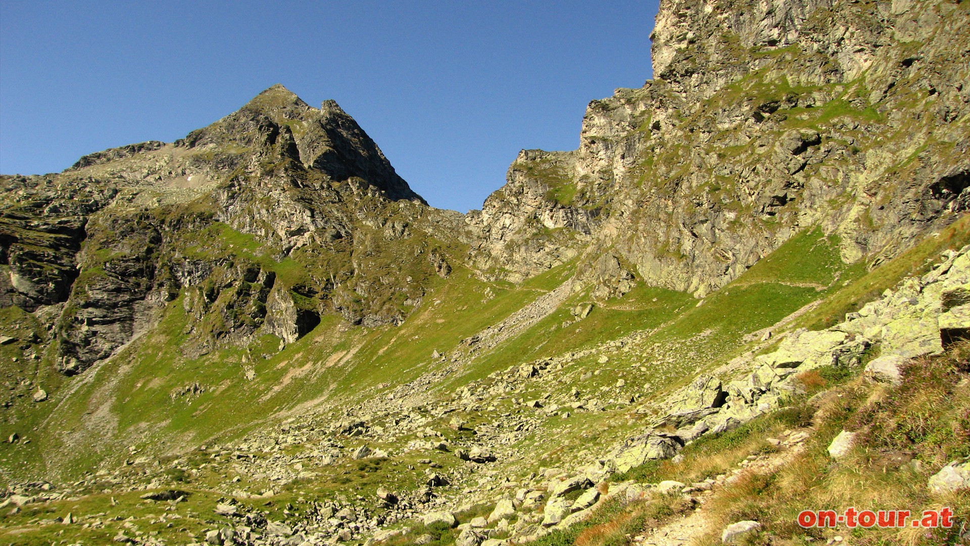 Hchstein im Hintergrund. Am Fue der Moderspitzen-Wnde fhrt der Weg zur Filzscharte.