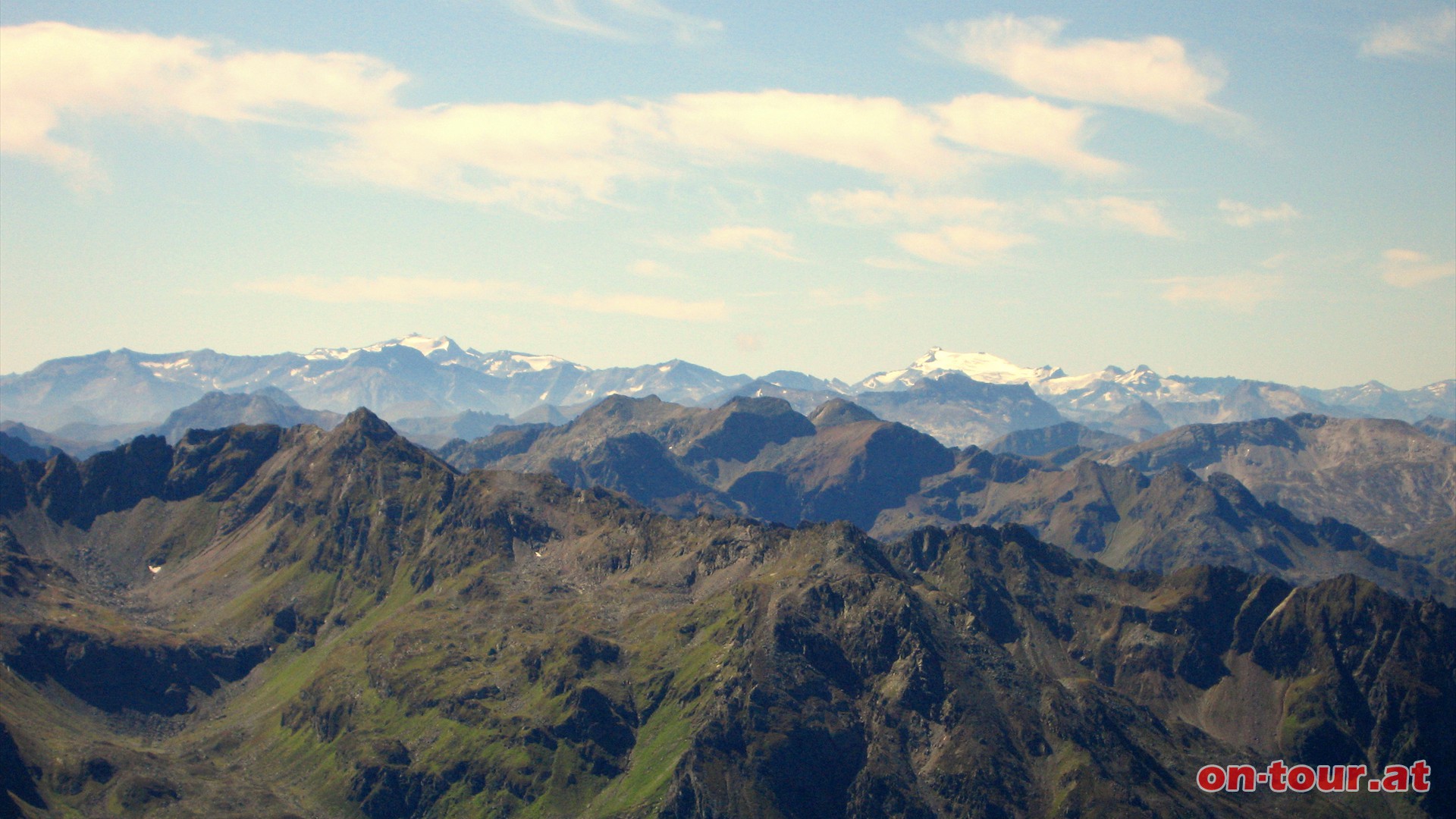 Sdwestlich im Hintergrund, in den Hohen Tauern, die Hochalmspitze (links) und der Ankogel (rechts).