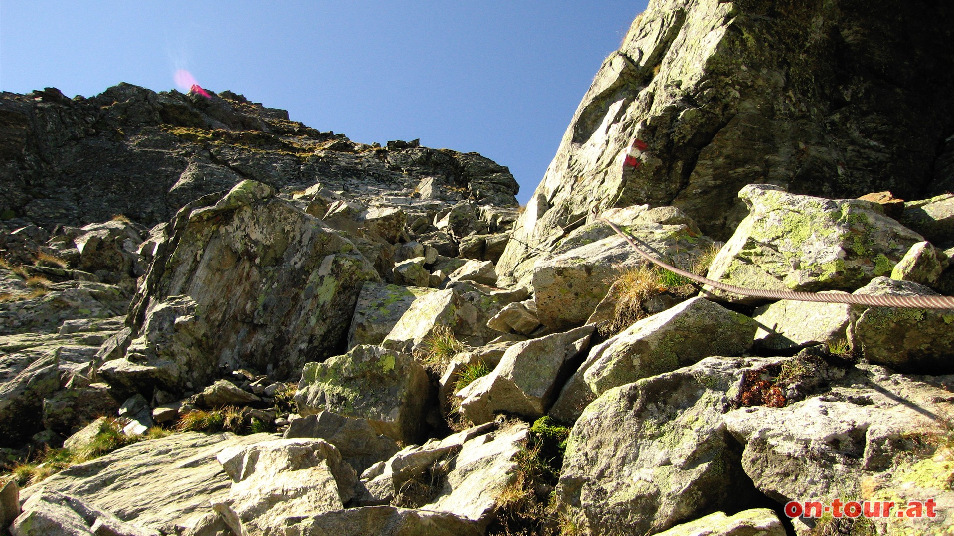 Steilerer Gipfelanstieg; teilweise mit Stahlseilen und -stufen versichert.
