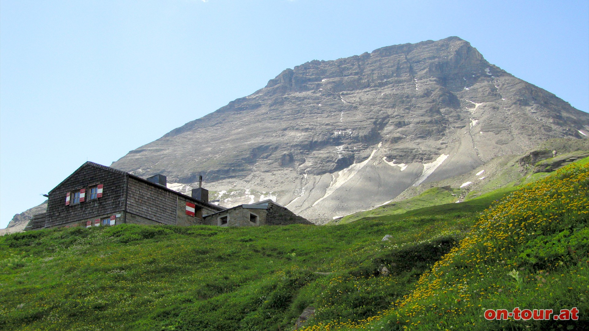 Die markante Hohe Dock mit der kleinen aber feinen Schwarzenberghtte im Vordergrund.