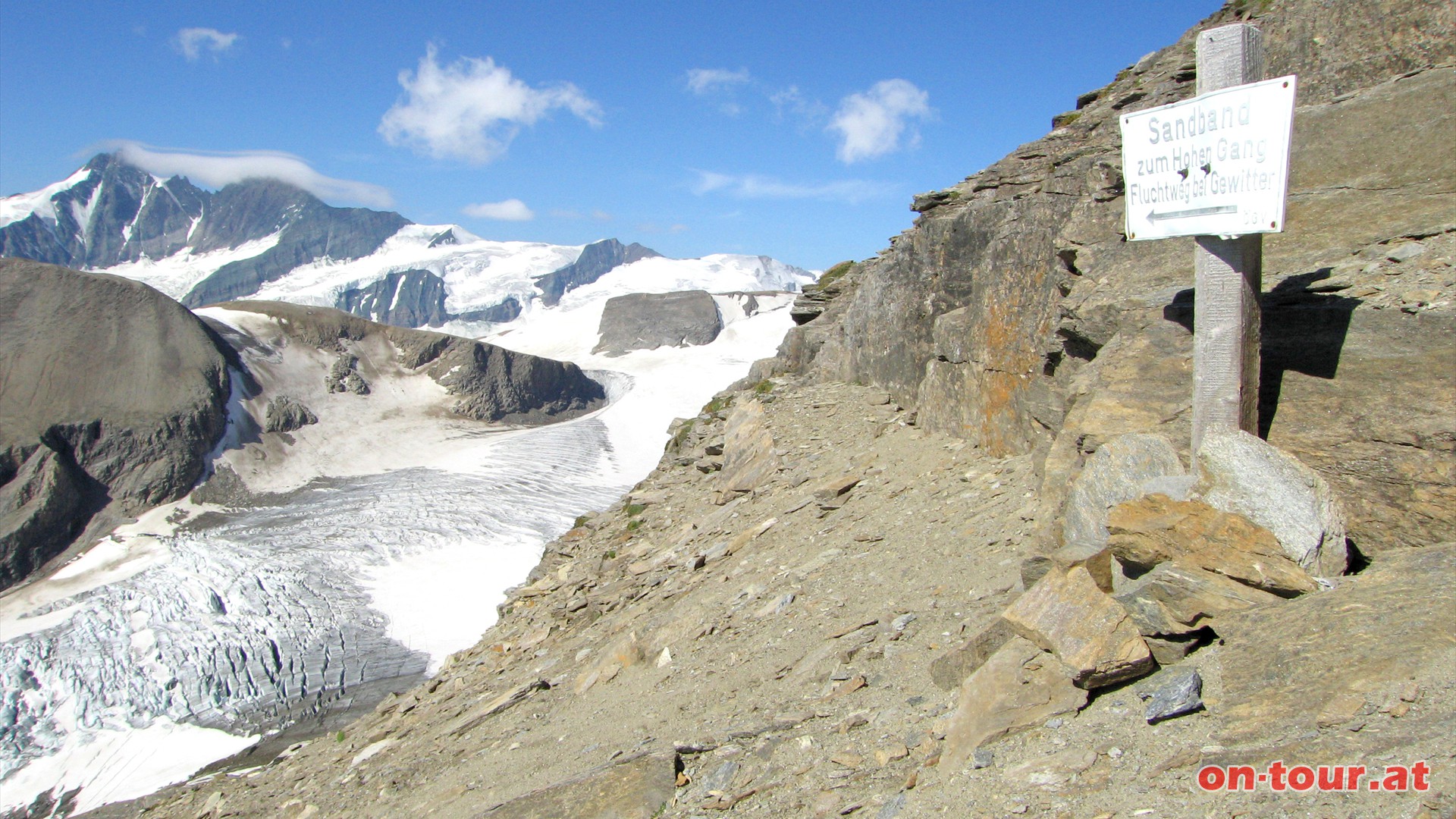 Im Sdwesten taucht langsam der Groglockner auf. Auf 3.100 m fhrt ein Sandband zum Hohen Gang - ein Fluchtweg bei Gewitter.