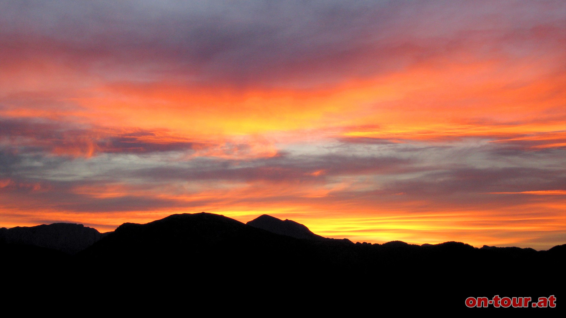 Kurz vor der Passhöhe Niederalpl gibt es noch einen feurig-schönen Sonnenuntergang.