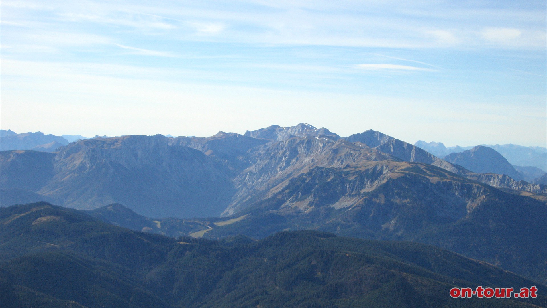 Und im Westen das langgestreckte Hochschwab-Gebiet ab dem Seebergsattel (links).