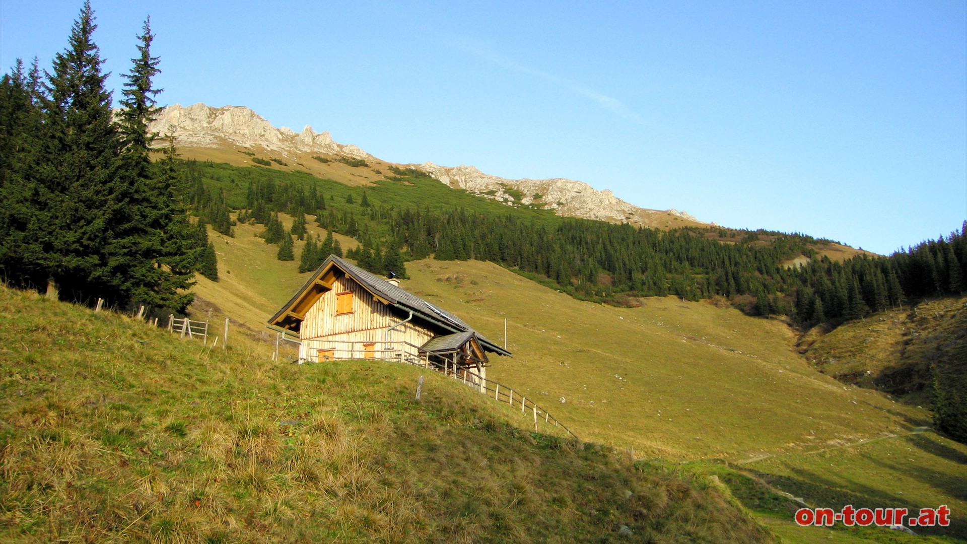 Unterhalb der Veitsch Westflanke führt der Wanderweg an Jagdhütten vorbei.