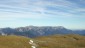 Im Nordosten hintereinander aufgereiht; die Schneealpe, die Rax und der Schneeberg.
