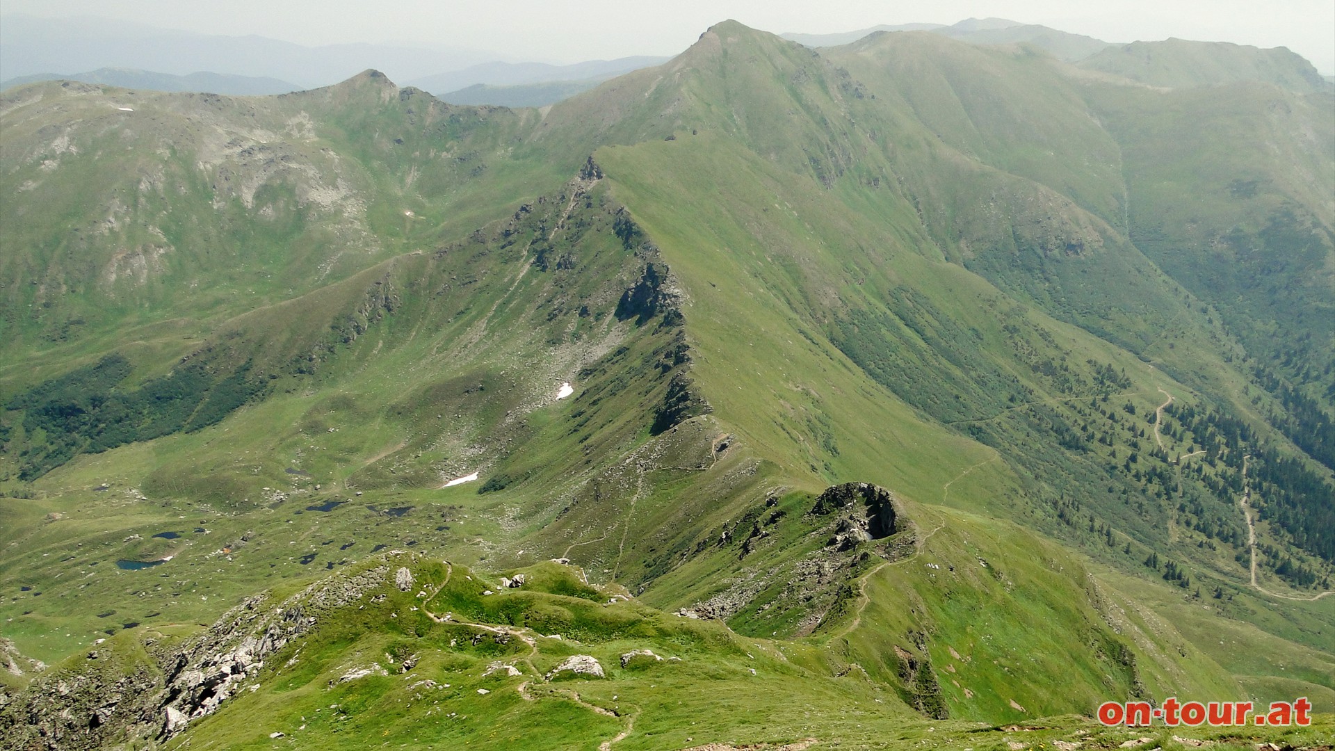 Abstieg in sdstlicher Richtung. In der Mitte oben der Grohansl.