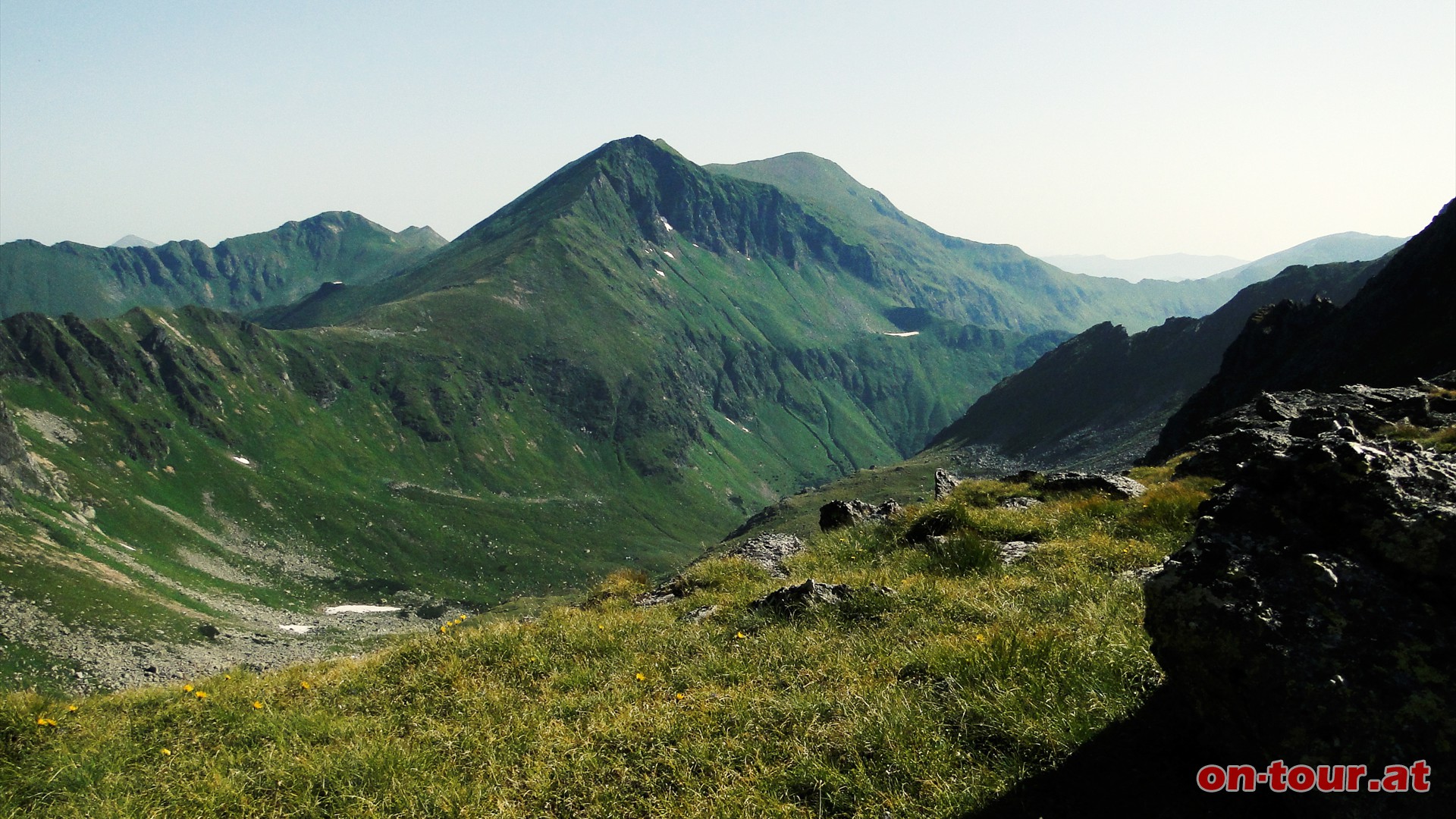Abstieg Richtung Glattjoch. Im Nordosten bereits der Eiskarspitz und dahinter der Hohenwart.