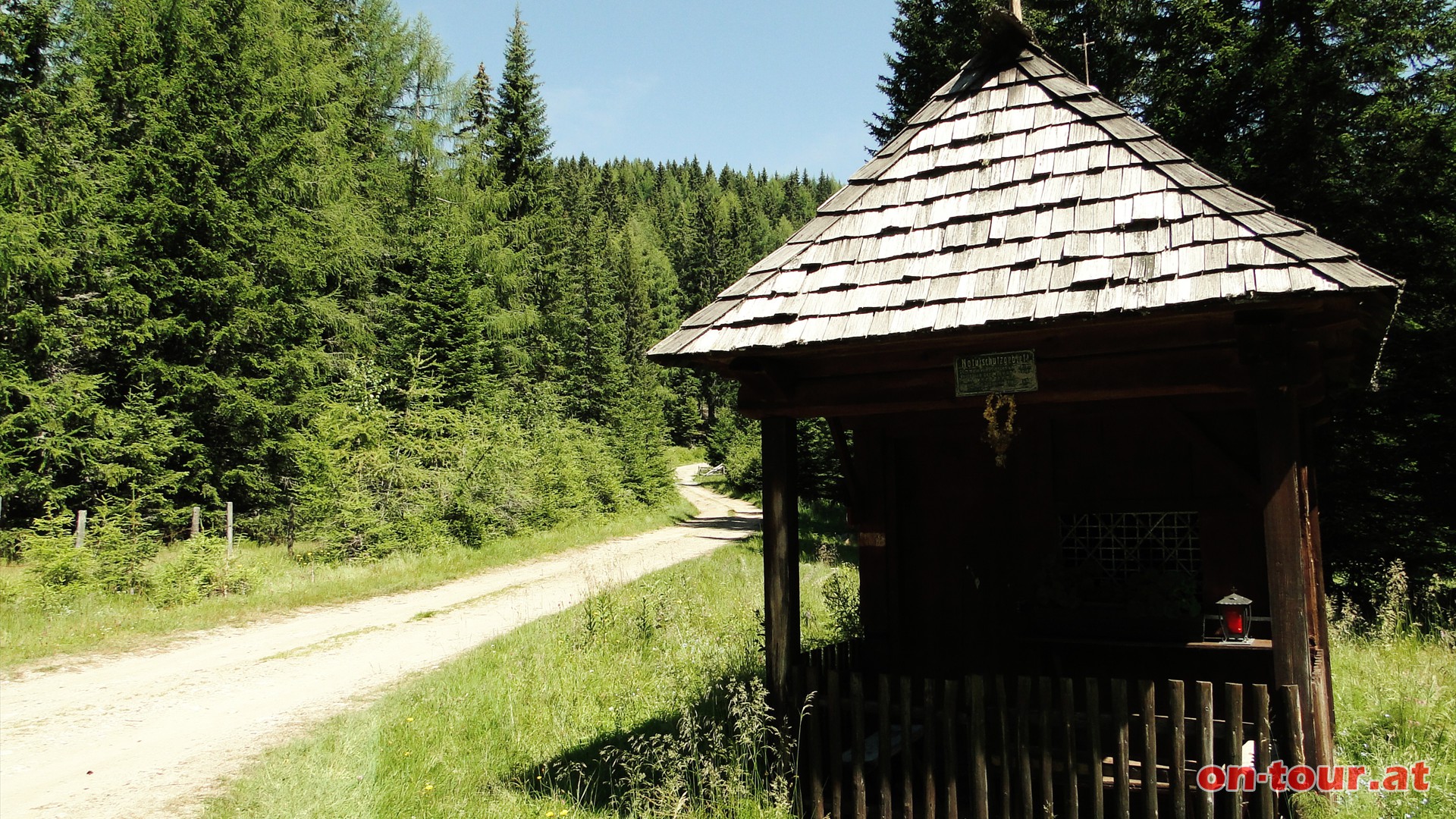 Bei der kleinen Kapelle ein Schwenk nach rechts und weiter der Markierung entlang.