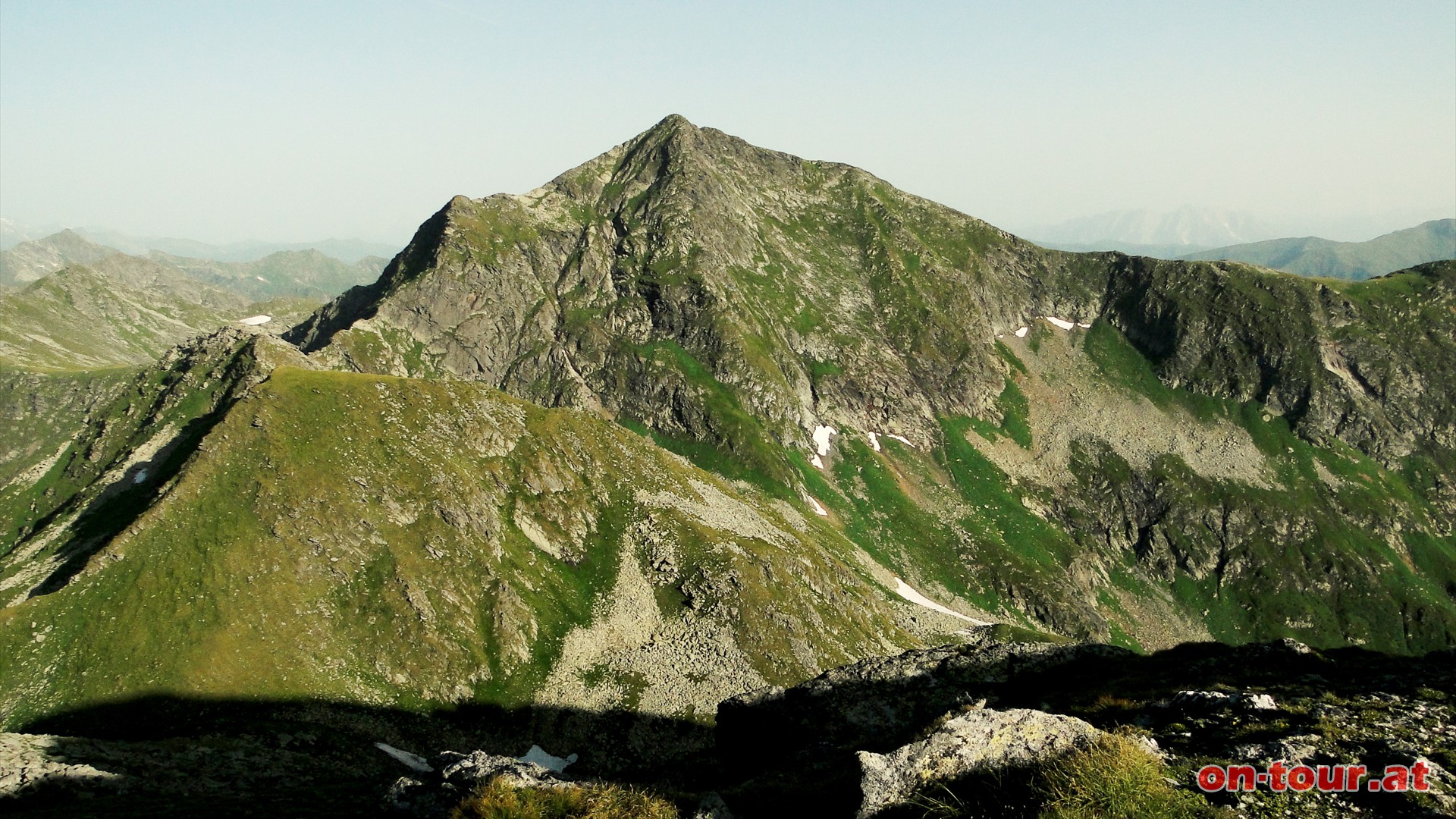 Im Nordwesten die Hochweberspitze.