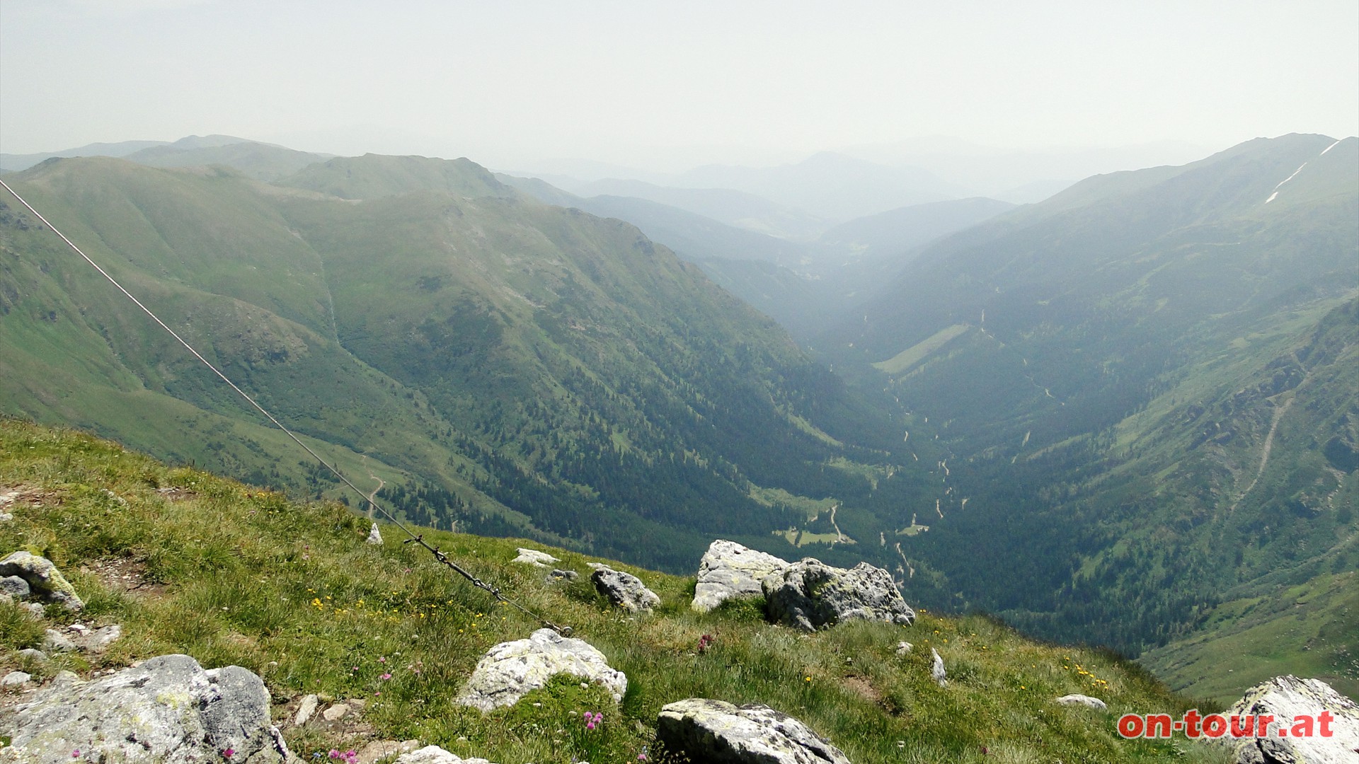 Im Sdosten die Abstiegsroute - der Schttlgraben.
