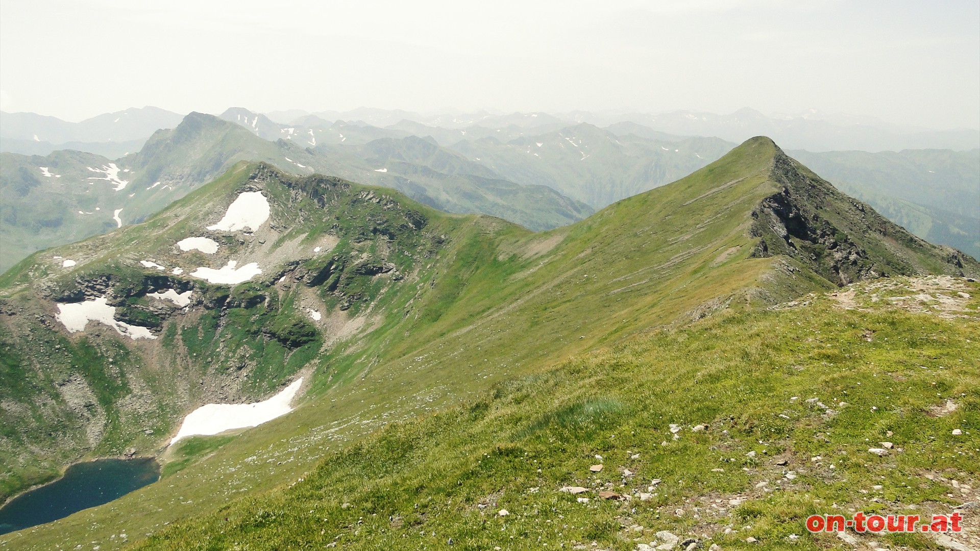 Im Sdwesten der Aufstiegskamm mit Eiskarspitz. Links unten der Wildsee.