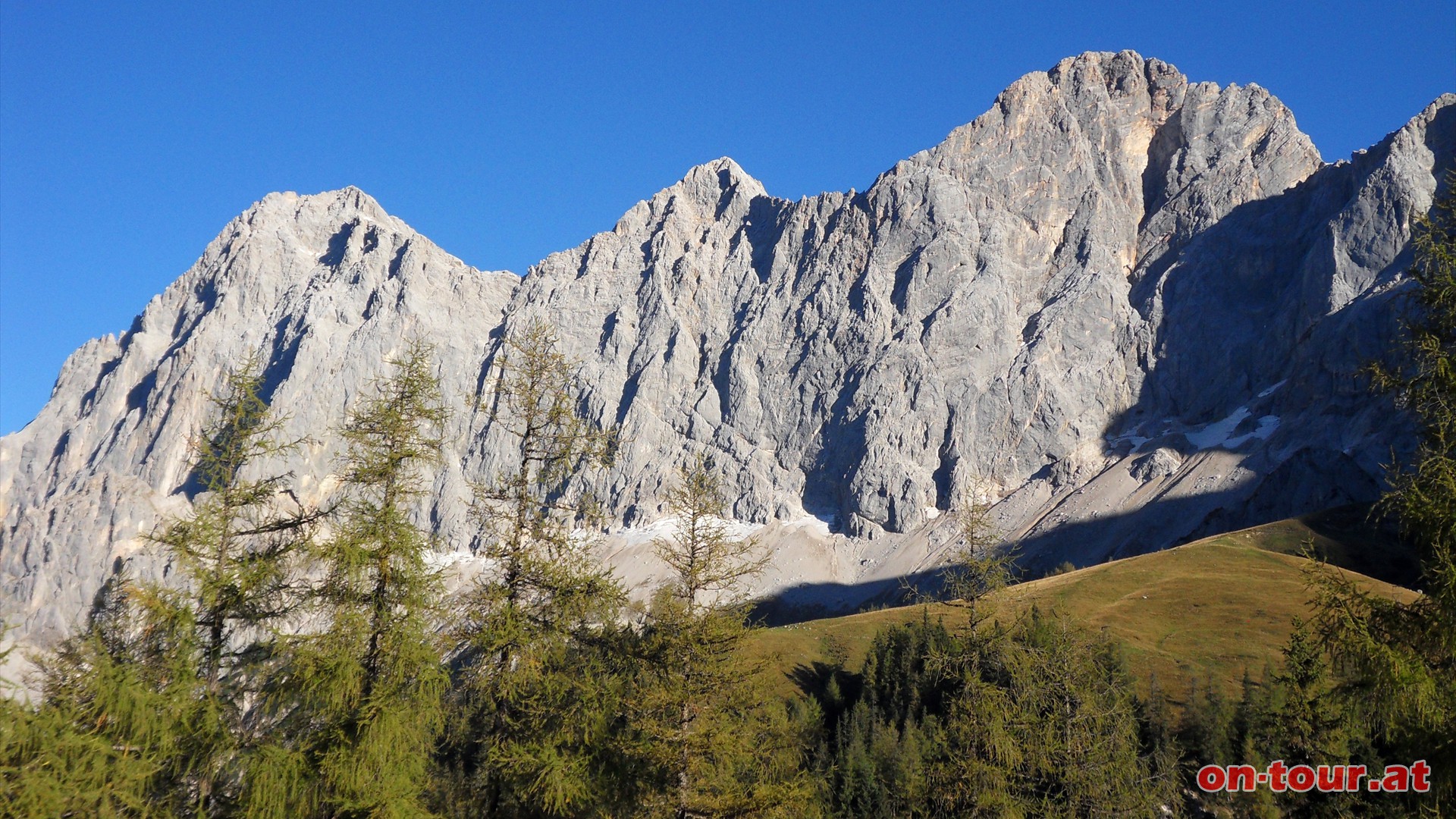 Tourstart; Parkplatz bei der Dachstein-Seilbahn mit Blick zu Torstein, Mitterspitz und Hohem Dachstein (ganz rechts).