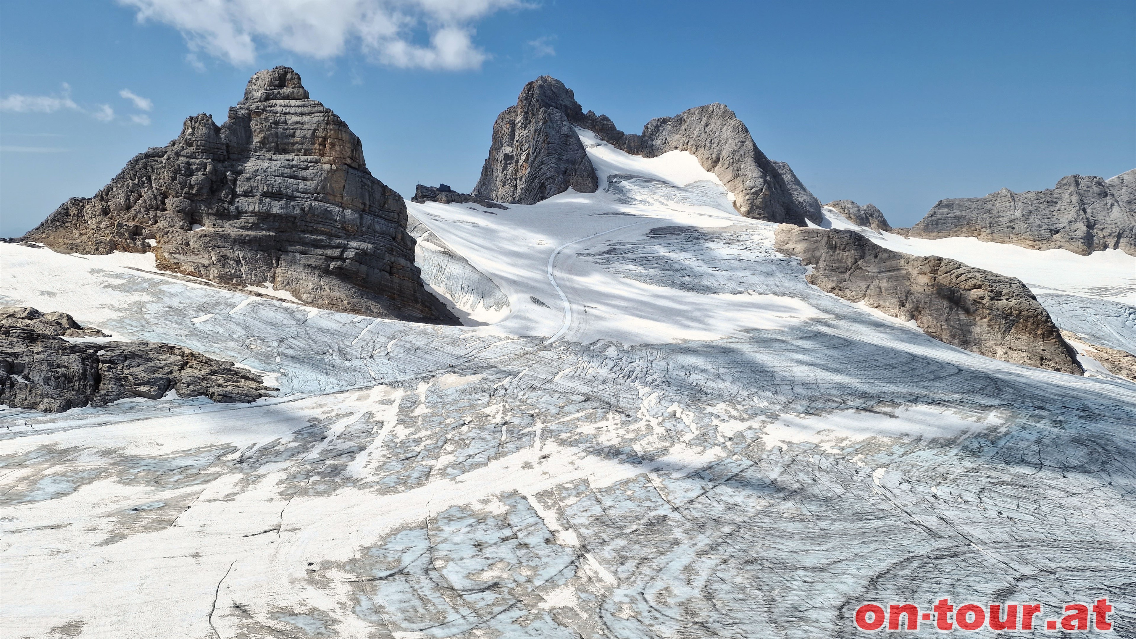 Im Westen Dirndln, Dachstein und Hallsttter Gletscher.