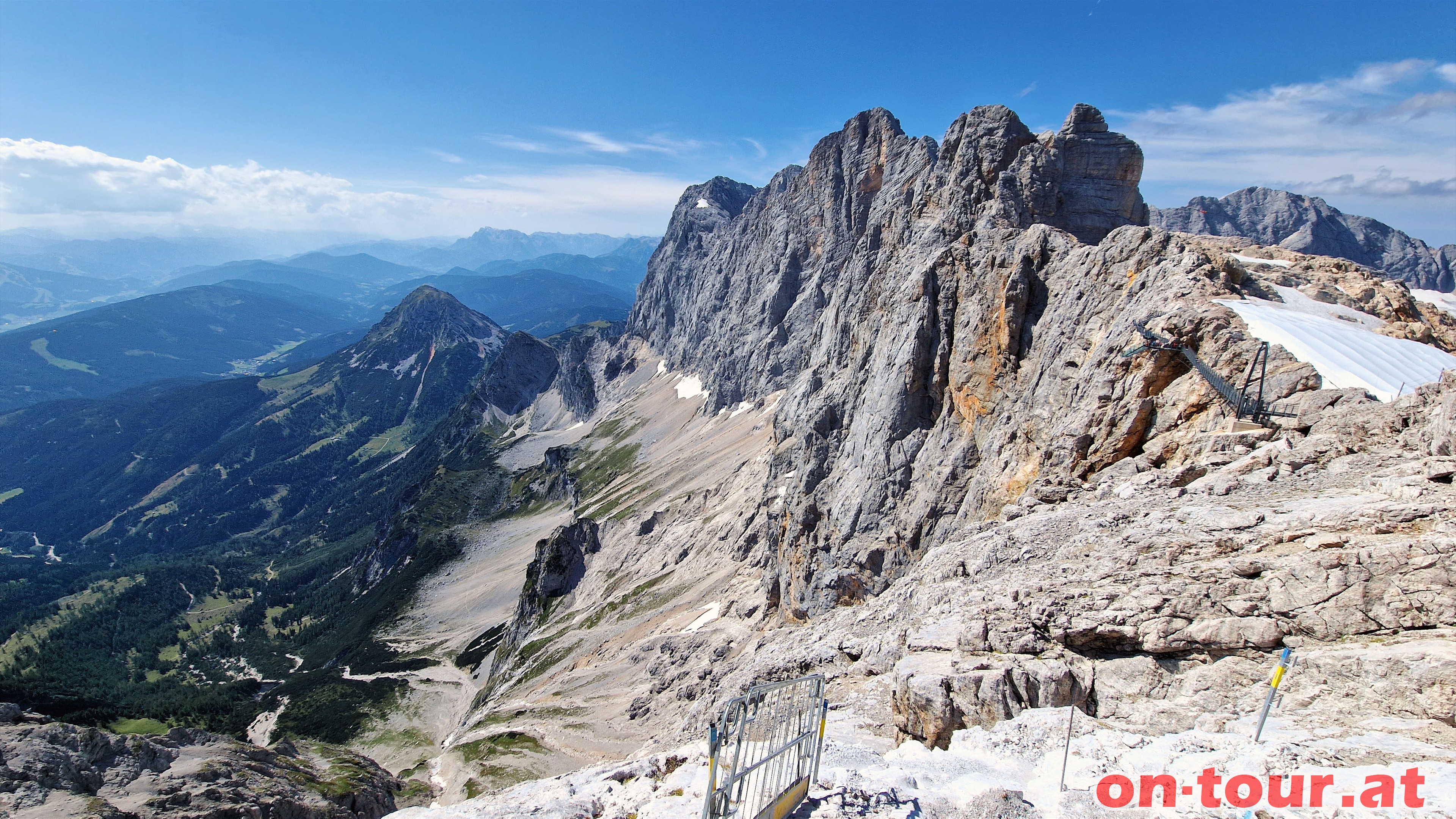 Sdwandbahn-Bergstation mit Blick zu den Dachsteinsdwnden.