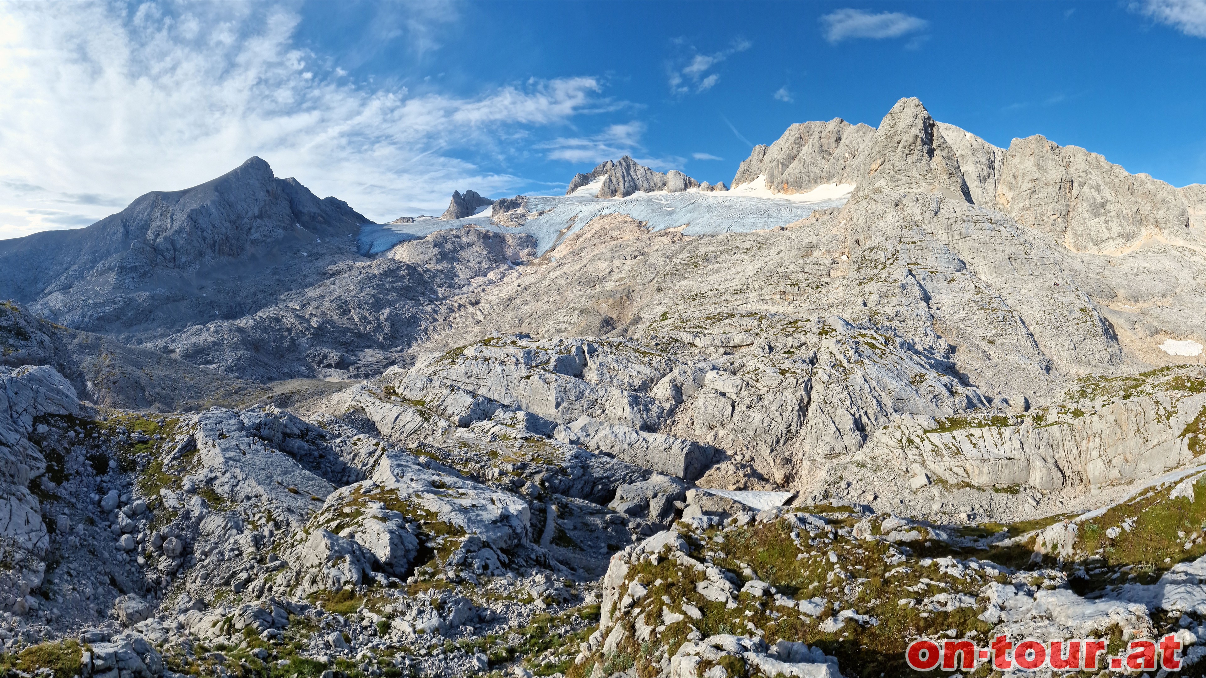 Simonyhtte S-Panorama mit Dachstein.
