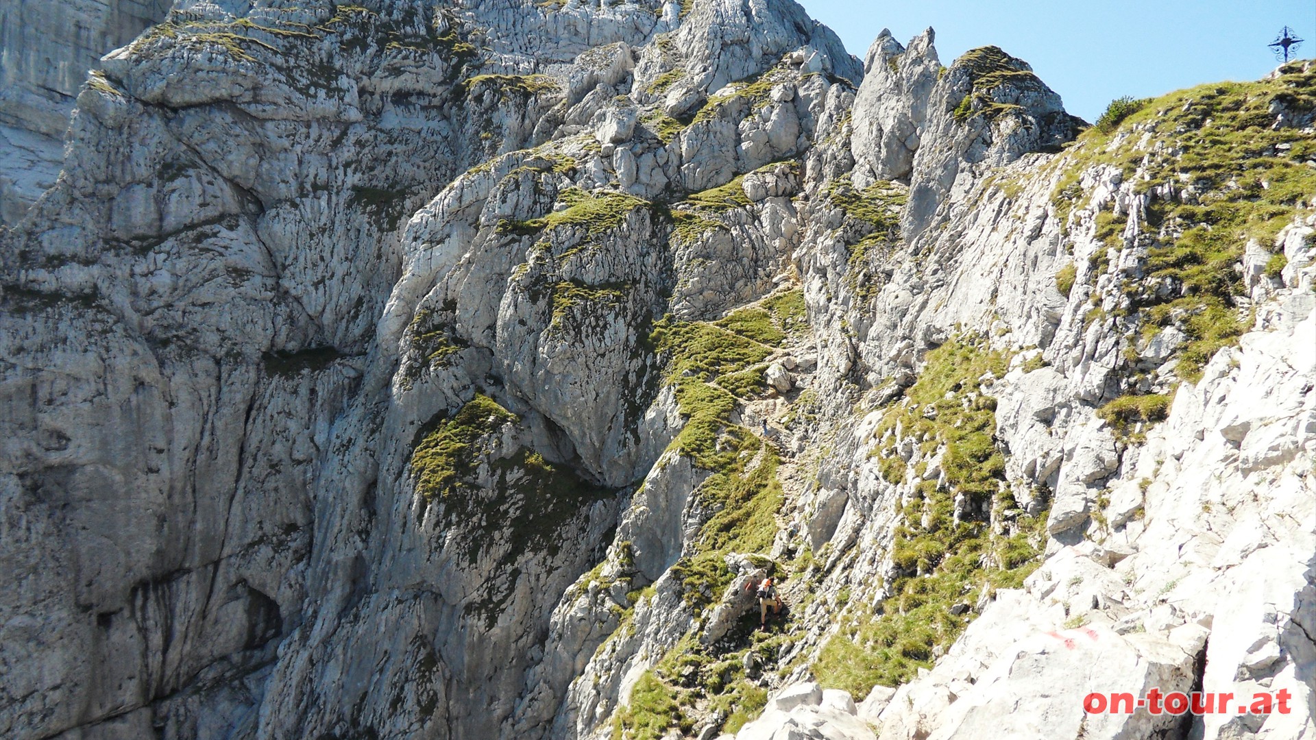 Am Nord-Ost Grat, auf dem ein kleines Kreuz steht, angekommen wechseln wir nun die Wandseite in Richtung Wilder Freithof. Hier kurz bergab und ber Serpentinen,....