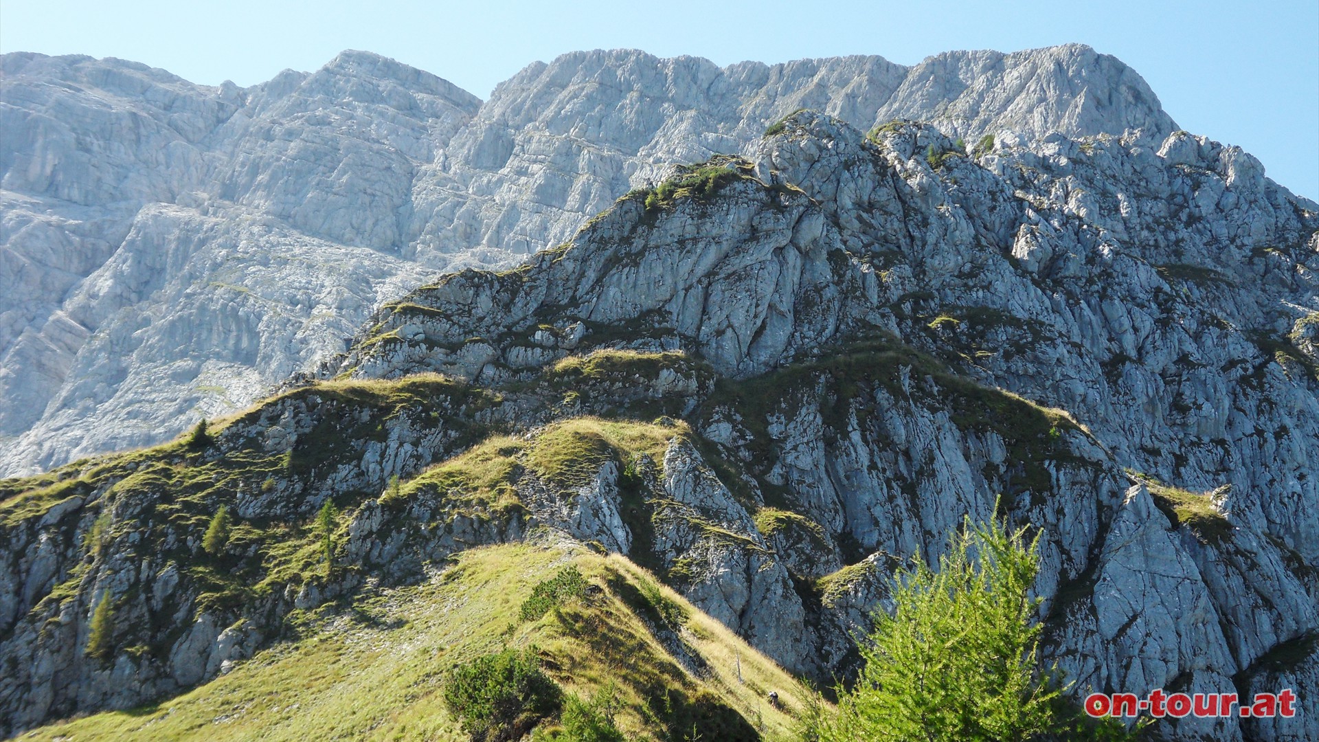 Bei den Felsen rechts entlang, ber teilweise grasbewachsene Bnder.