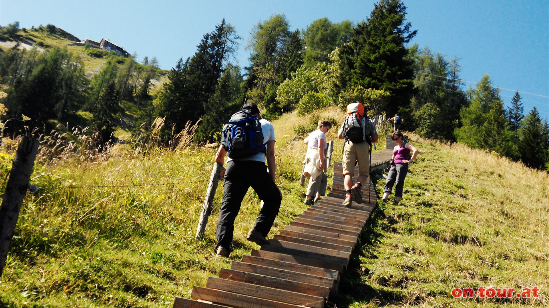 Beim Ecker Sattel hat man nun die Wahl zwischen deutschem und sterreichischem Weg. Der Deutsche (Treppe) ist steiler und krzer, der sterreichische flacher und lnger.