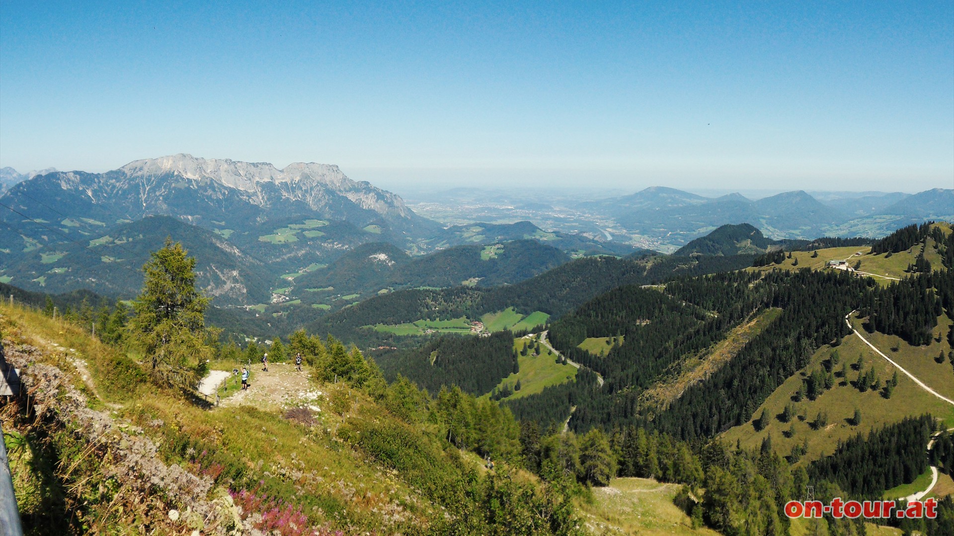 Bereits hier ist der Ausblick Richtung Norden wirklich sehenswert. Links der Untersberg, in der Mitte Salzburg und rechts der Ahornbchsenkopf (Rossfeldstrae).