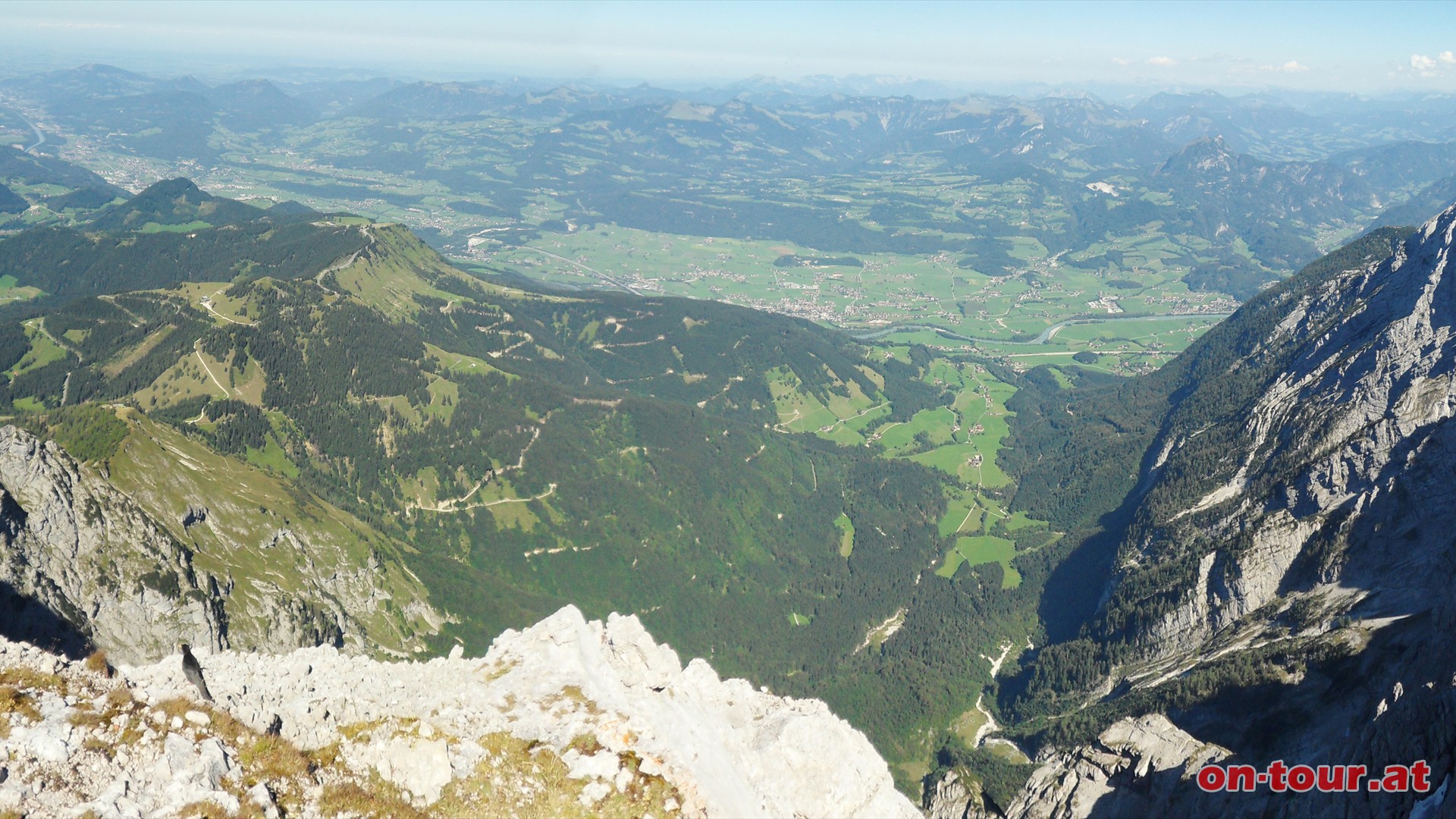 Das gesamte nordstliche Salzburger Land ist hier im Blickfeld. Im Tal Kuchl, dahinter die Osterhorngruppe und links das Purtschellerhaus und die Rossfeldstr.