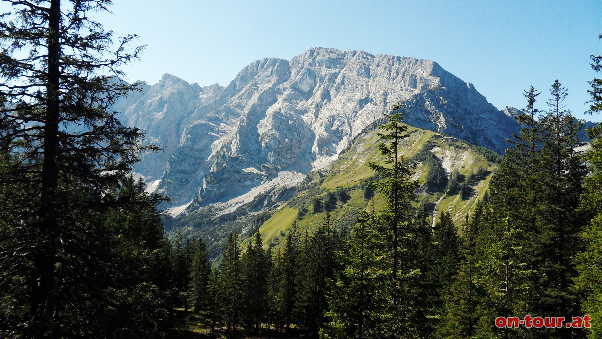 Der Hohe Gll, ein eindrucksvoller, weit sichtbarer Gebirgsstock an der Staatsgrenze zu Deutschland.