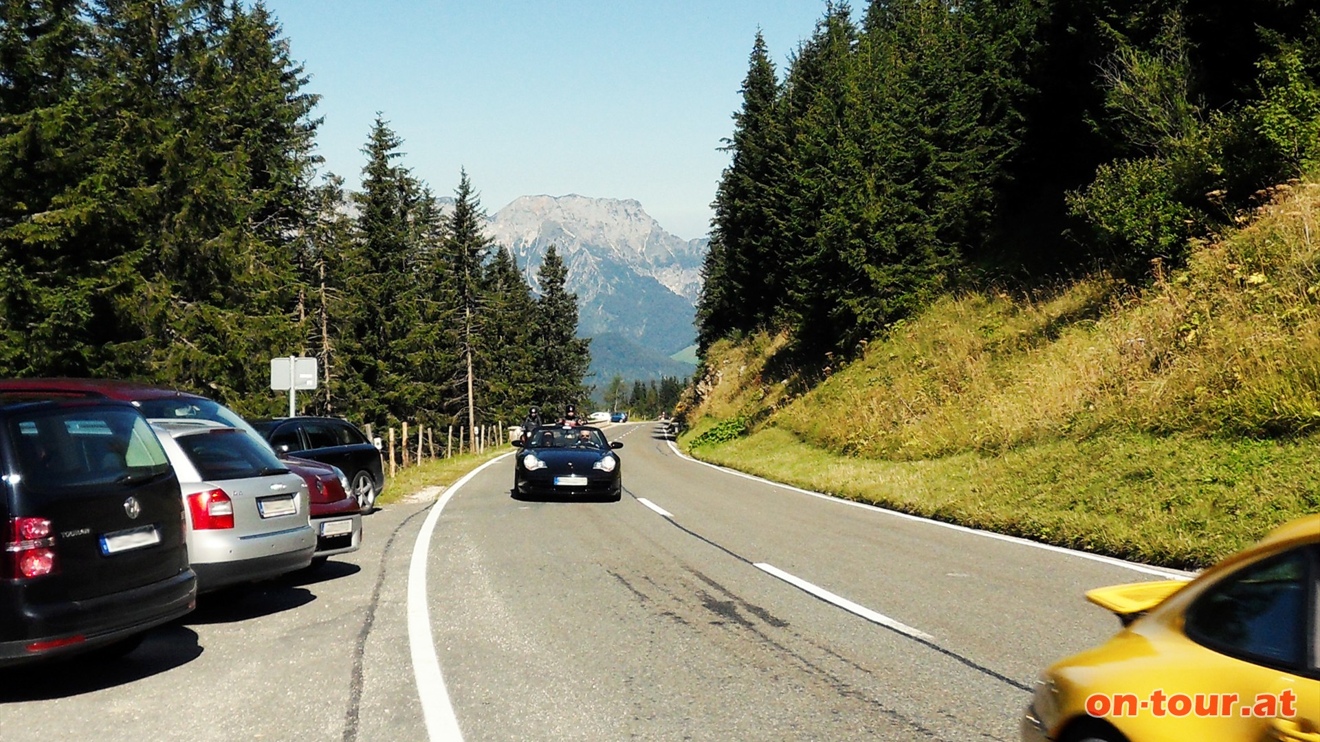 Der Wanderweg beginnt direkt an der Rossfeldstrae. Sollte der kleine Parkplatz voll sein, so gibt es ober- und unterhalb weitere Parkmglichkeiten.