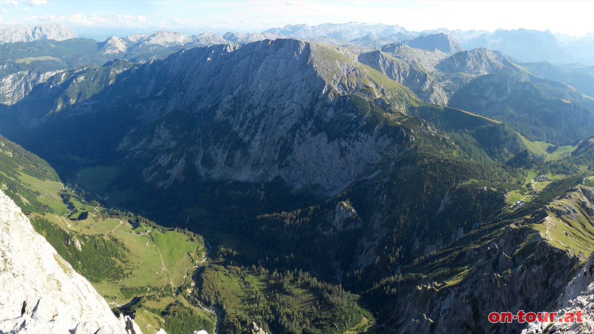 Hier, in der Sdflanke des Hohen Bretts genieen wir noch die schne Aussicht ins Bluntautal, zum Schneibstein und dem Hagengebirge insgesamt.