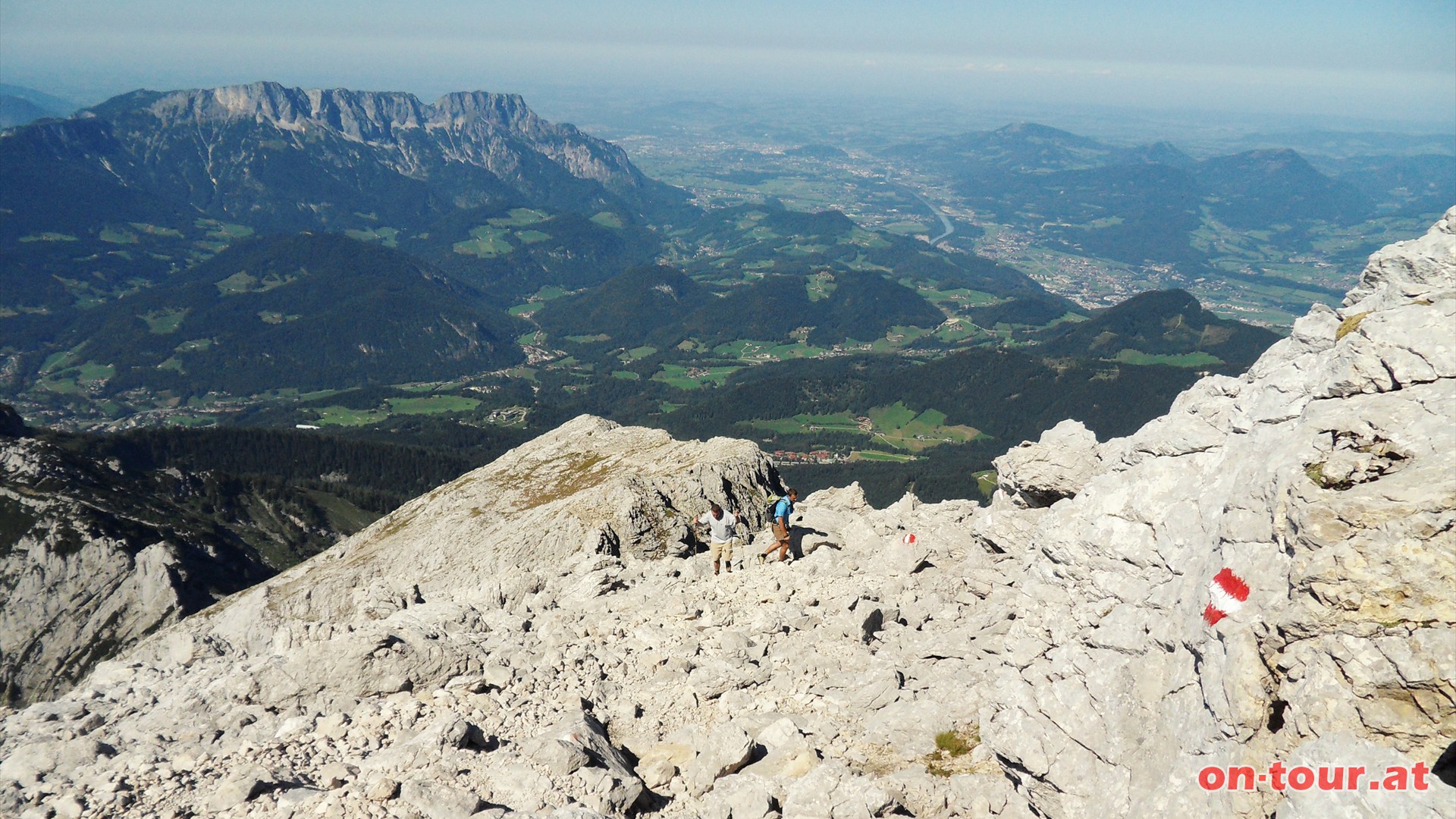 Hinter uns der bereits bekannte, aber immer atemberaubendere Tiefblick nach Salzburg Stadt.