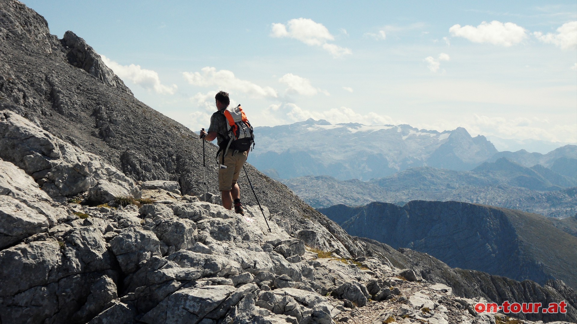 Im Sden dominiert der mchtige, fast 3.000 m hohe, Hochknig mit seinen letzten Gletscherresten; der -bergossenen Alm-.