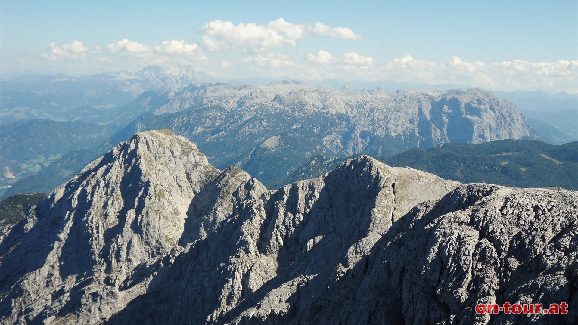 Im Sdosten thront das benachbarte Tennengebirge mit seiner ausgedehnten Hochflche; links im Hintergrund noch der Dachstein.