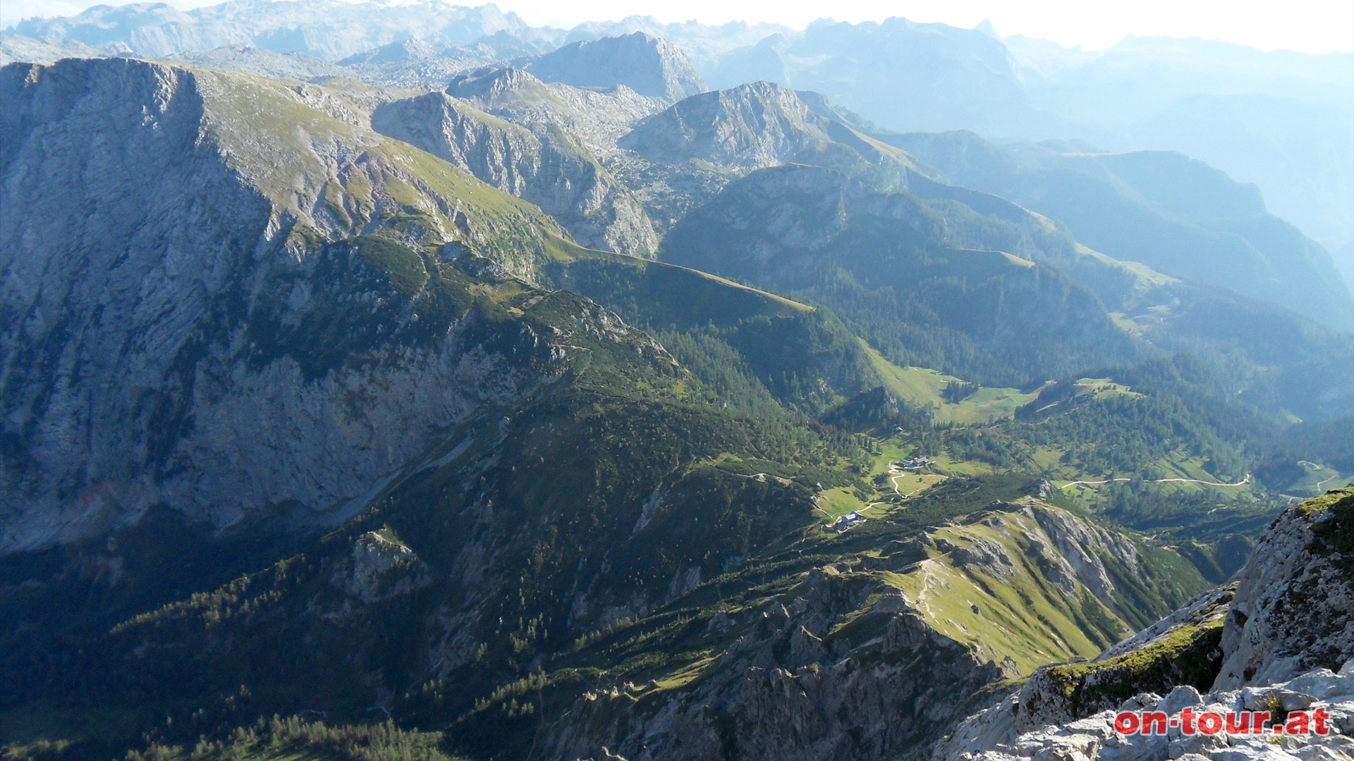 Im Sdwesten hat man freien Blick zum Torrener Joch mit dem Carl v. Stahl-Haus, dem Schneibsteinhaus (rechts unten) und dem Schneibstein selbst (links oben).