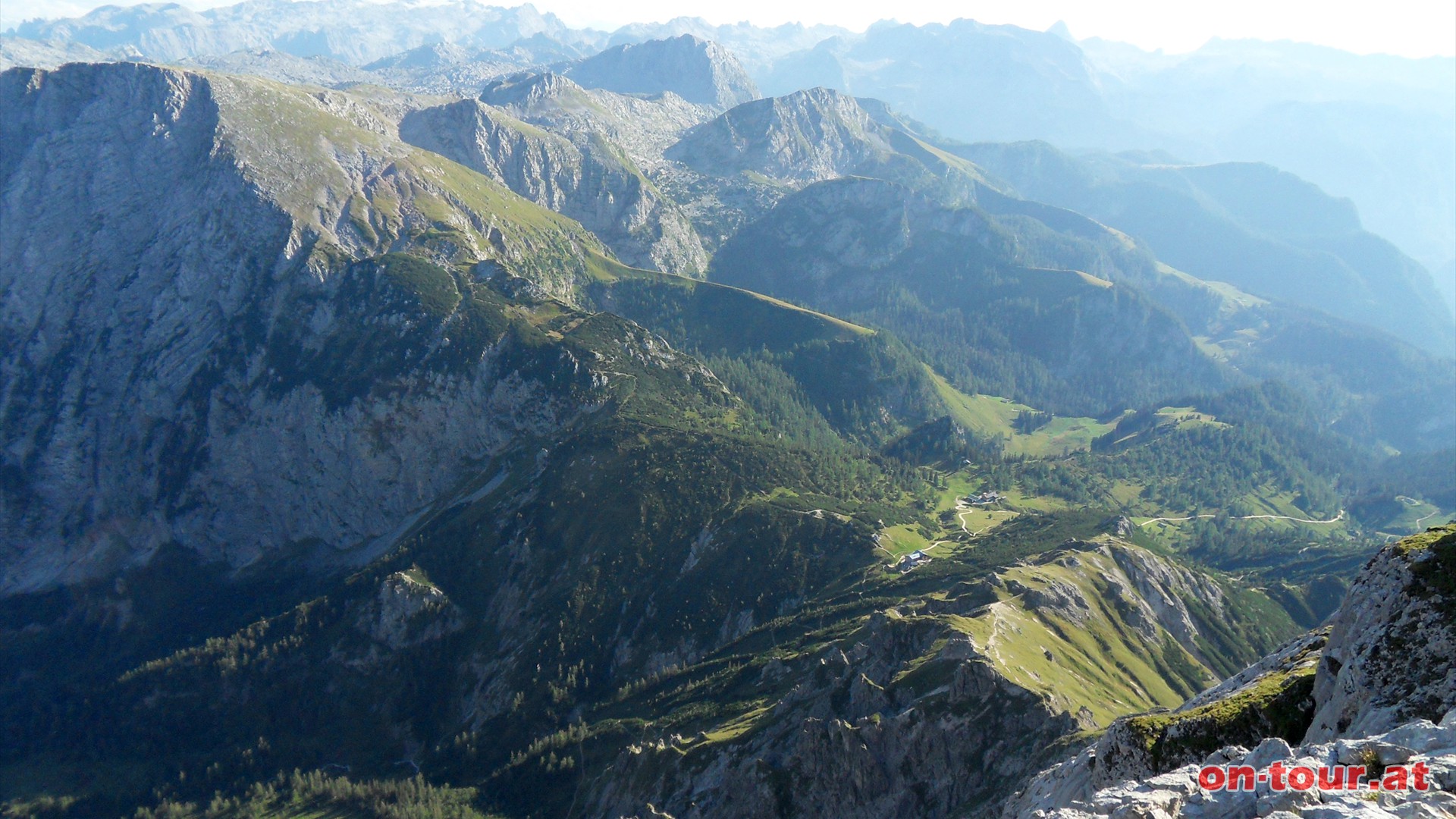 Im Sdwesten hat man freien Blick zum Torrener Joch mit dem Carl v. Stahl-Haus, dem Schneibsteinhaus (rechts unten) und dem Schneibstein selbst (links oben).