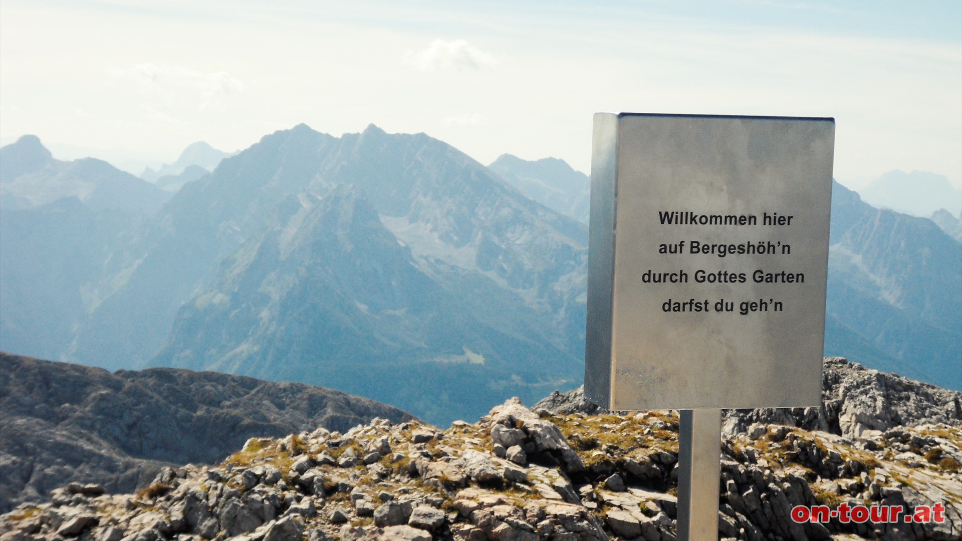 Im Sdwesten ist einer der hchsten deutschen Berge nicht zu bersehen - der Watzmann - mit seinen markanten Doppelgipfeln.