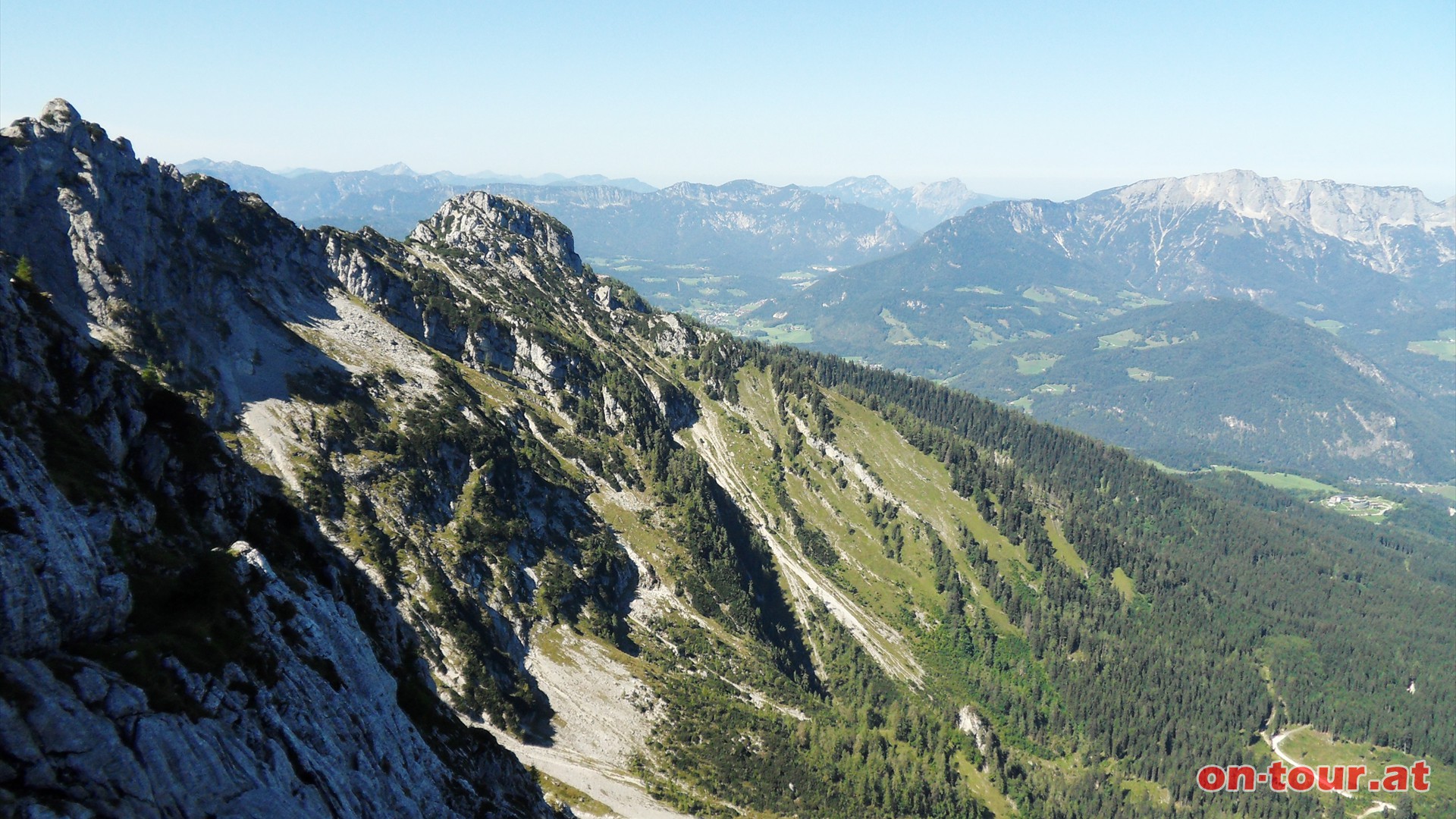 Kurze Schaupause nach Nordwesten; links die Mandlkpfe und der Kehlstein und rechts der Untersberg.