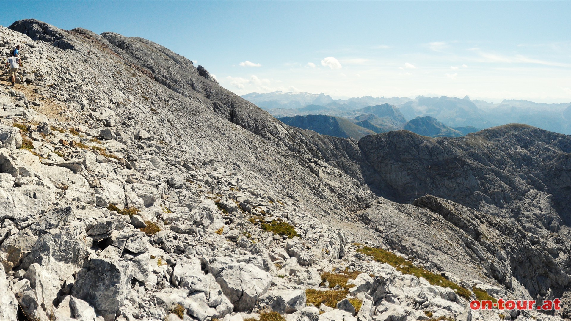 Letzter Gipfelanstieg ber den breiten Rcken, nahe der Gratkante. Rechts, am Horizont, sind weite Teile der sdl. Berchtesgadener Alpen aufgereiht.