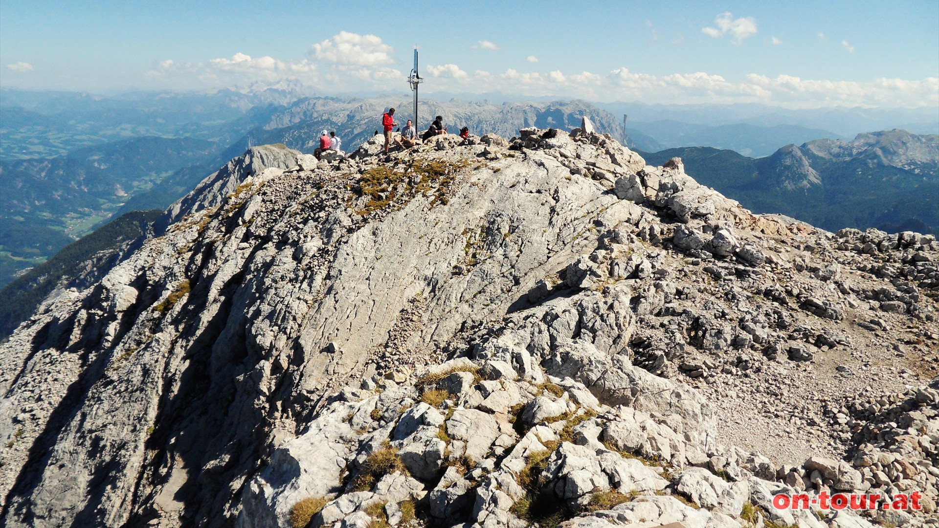 Nach etwa 5 Stunden ist der Gipfel erreicht. Das Panorama ist sagenhaft. Ein weiter Blick ber das gesamte Salzburger Land ist inkludiert.