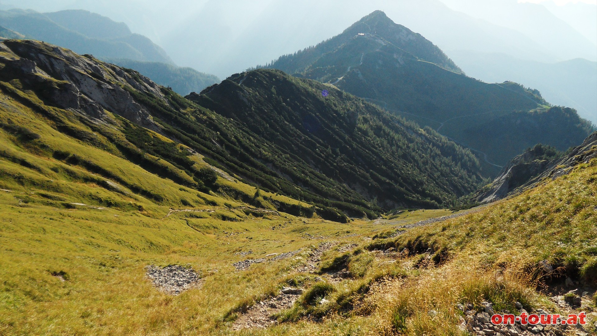 Noch vor dem Pfaffenkegel steigen wir rechts den Graben bergab zur Mitterkaseralm. Gegenber, im Westen, befindet sich der Jenner mit der Bergstation der Jenner Bahn.