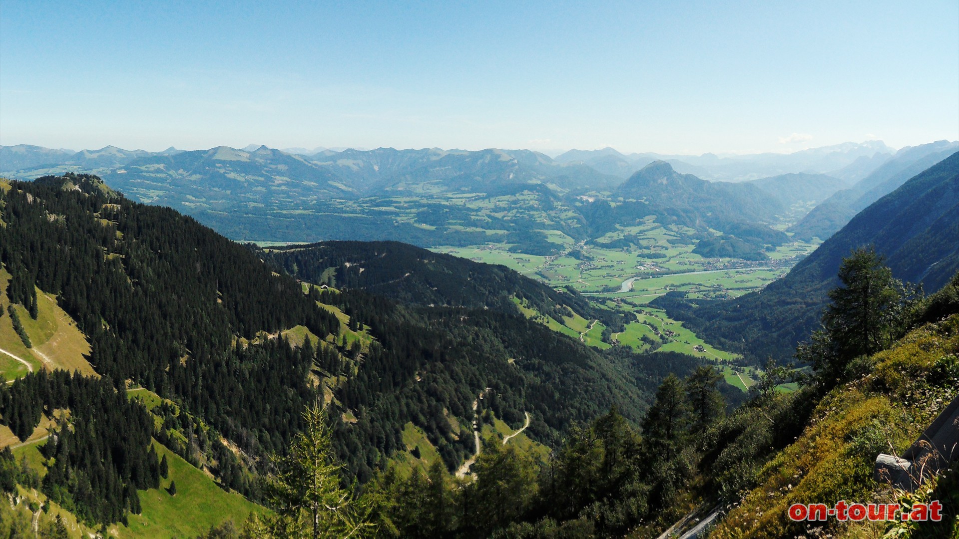 Schne Aussichten auch im Osten; die Osterhorngruppe im Hintergrund, die Salzach und Golling im Tal und rechts hinten noch der Dachstein.