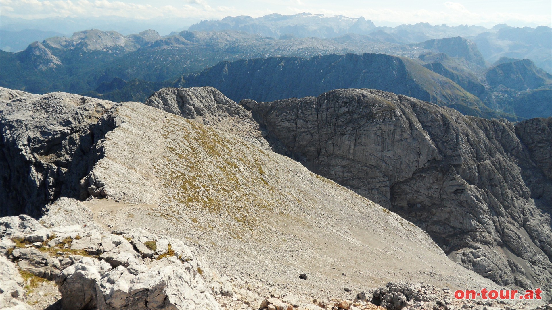 Und im Sden der bereits erwhnte Hochknig im Hintergrund. Davor die weitlufige Hochflche des Hagengebirges mit dem Schneibstein (rechts).