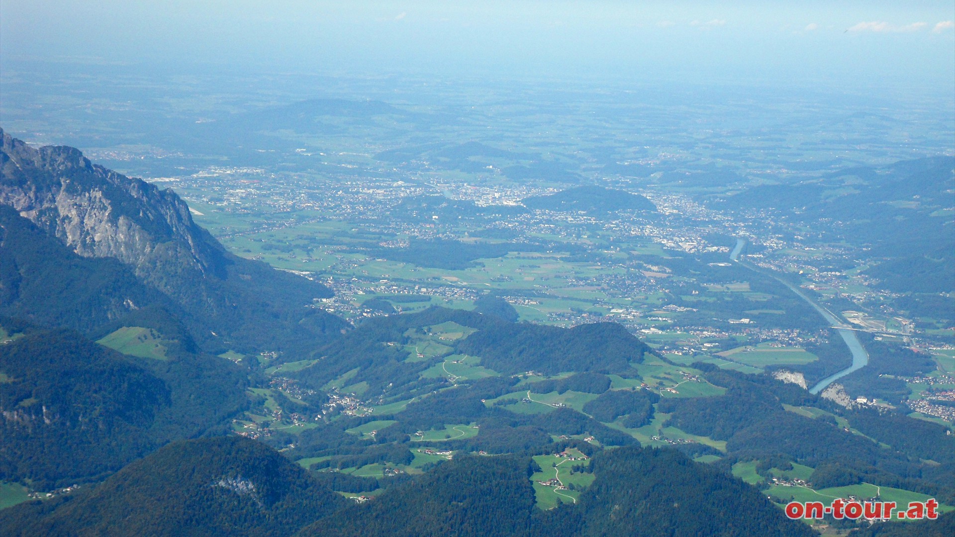 Und rechts vom Untersberg ein grandioser Tiefblick ber die Stadt Salzburg.
